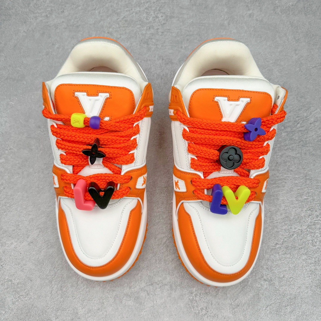 图片[2]-＃GD广顶 Louis Vuitton Trainer Maxi路易威登时装走秀运动时尚板鞋 小胖丁面包鞋 外贸零售特供批次 2023全新纸板数据 印花高频效果碾压市面 市售天花板产物 耗时半年巨作 全套原厂新版原纸板楦头开发 原厂特供皮料加持 市场所有版本中综合最强的货品 GD实力大厂出品 全网最全配色更新最快 最成熟的做工稳定的品控 完美鞋型超高的清洁度 零毛边线头瑕疵 全套原楦原纸版原鞋开模 全网最具灵魂的版型 正确原装黄色鞋盒 正确中底印花 鞋面印花3D高频深度立体 全鞋电脑针车 紧密相连 针距密度一致 环保乳胶注塑鞋垫 厚度脚感还原原版 皮面裁剪部位 统一油边封口工艺 原装橡胶大底含胶量大底组合零偏差 专柜全套包装 防尘袋 说明书 质保卡 男女鞋 尺码：35 36 37 38 39 40 41 42 43 44 45-选品中心