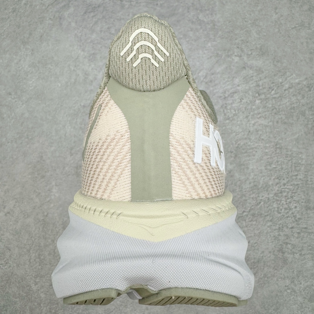 图片[8]-HOKA ONE ONE Clifton 克里夫顿9代专业性能减震公路跑步鞋 轻盈透气的针织网面和纱线的使用让鞋面更挺拔 增强鞋面的强度和支撑性能 搭配柔软的鞋舌 让双脚在舒适包裹中跑的更加畅快 全新泡棉中底 柔软的同时增强回弹性能 为不同跑者提供更平稳流畅的脚感 带来全面的缓冲保护 根据人体工程学设计的延长拉襟 后跟处弹软的海绵填充舒适固定 避免掉跟和摩擦 相比上一代光滑的内衬 Clifton 9的内衬增强了摩擦力 避免双脚在鞋内滑动 尺码：36 36.5 37.5 38 38.5 39 40 40.5 41 42 42.5 43 44 44.5 45-选品中心