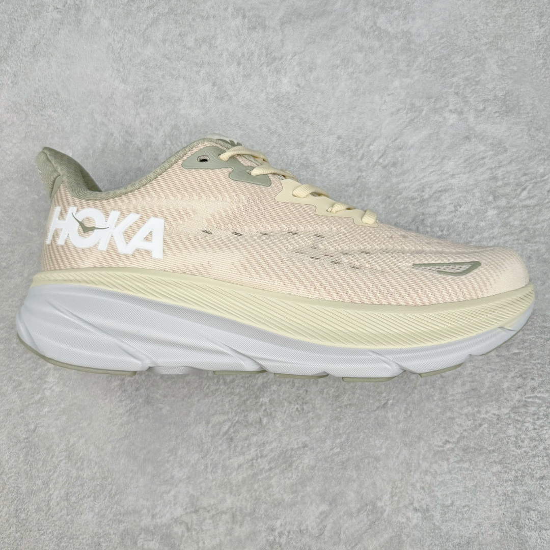 HOKA ONE ONE Clifton 克里夫顿9代专业性能减震公路跑步鞋 轻盈透气的针织网面和纱线的使用让鞋面更挺拔 增强鞋面的强度和支撑性能 搭配柔软的鞋舌 让双脚在舒适包裹中跑的更加畅快 全新泡棉中底 柔软的同时增强回弹性能 为不同跑者提供更平稳流畅的脚感 带来全面的缓冲保护 根据人体工程学设计的延长拉襟 后跟处弹软的海绵填充舒适固定 避免掉跟和摩擦 相比上一代光滑的内衬 Clifton 9的内衬增强了摩擦力 避免双脚在鞋内滑动 尺码：36 36.5 37.5 38 38.5 39 40 40.5 41 42 42.5 43 44 44.5 45-选品中心