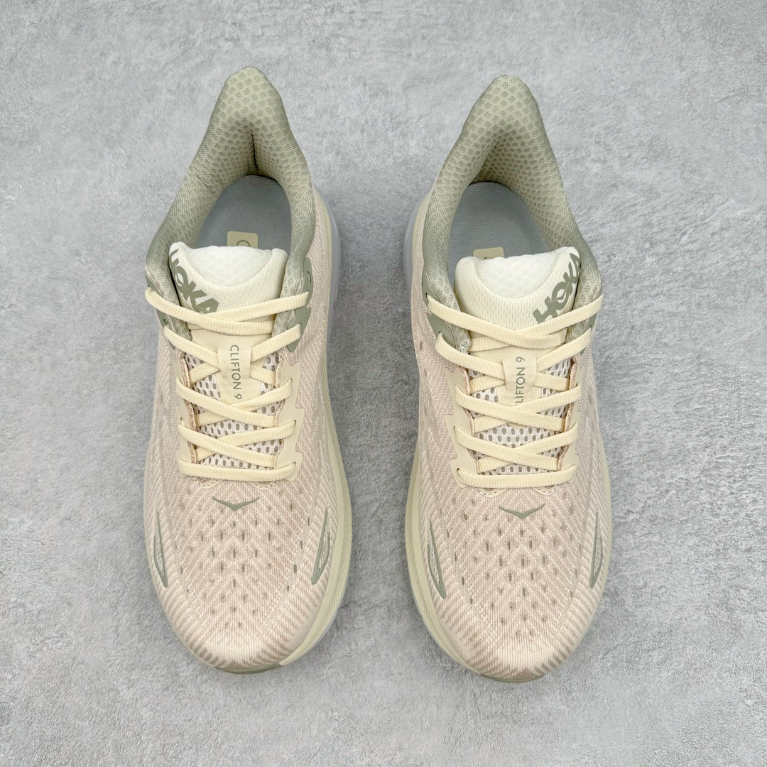 图片[2]-HOKA ONE ONE Clifton 克里夫顿9代专业性能减震公路跑步鞋 轻盈透气的针织网面和纱线的使用让鞋面更挺拔 增强鞋面的强度和支撑性能 搭配柔软的鞋舌 让双脚在舒适包裹中跑的更加畅快 全新泡棉中底 柔软的同时增强回弹性能 为不同跑者提供更平稳流畅的脚感 带来全面的缓冲保护 根据人体工程学设计的延长拉襟 后跟处弹软的海绵填充舒适固定 避免掉跟和摩擦 相比上一代光滑的内衬 Clifton 9的内衬增强了摩擦力 避免双脚在鞋内滑动 尺码：36 36.5 37.5 38 38.5 39 40 40.5 41 42 42.5 43 44 44.5 45-选品中心