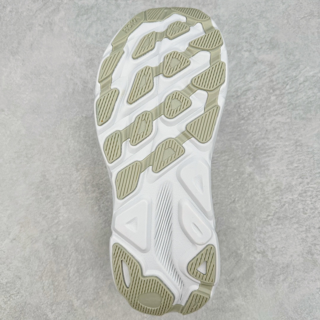 图片[9]-HOKA ONE ONE Clifton 克里夫顿9代专业性能减震公路跑步鞋 轻盈透气的针织网面和纱线的使用让鞋面更挺拔 增强鞋面的强度和支撑性能 搭配柔软的鞋舌 让双脚在舒适包裹中跑的更加畅快 全新泡棉中底 柔软的同时增强回弹性能 为不同跑者提供更平稳流畅的脚感 带来全面的缓冲保护 根据人体工程学设计的延长拉襟 后跟处弹软的海绵填充舒适固定 避免掉跟和摩擦 相比上一代光滑的内衬 Clifton 9的内衬增强了摩擦力 避免双脚在鞋内滑动 尺码：36 36.5 37.5 38 38.5 39 40 40.5 41 42 42.5 43 44 44.5 45-选品中心