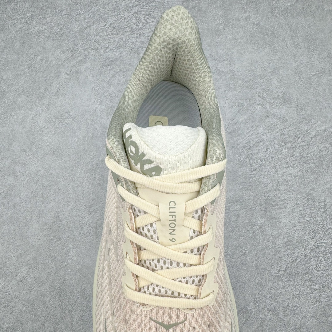 图片[5]-HOKA ONE ONE Clifton 克里夫顿9代专业性能减震公路跑步鞋 轻盈透气的针织网面和纱线的使用让鞋面更挺拔 增强鞋面的强度和支撑性能 搭配柔软的鞋舌 让双脚在舒适包裹中跑的更加畅快 全新泡棉中底 柔软的同时增强回弹性能 为不同跑者提供更平稳流畅的脚感 带来全面的缓冲保护 根据人体工程学设计的延长拉襟 后跟处弹软的海绵填充舒适固定 避免掉跟和摩擦 相比上一代光滑的内衬 Clifton 9的内衬增强了摩擦力 避免双脚在鞋内滑动 尺码：36 36.5 37.5 38 38.5 39 40 40.5 41 42 42.5 43 44 44.5 45-选品中心