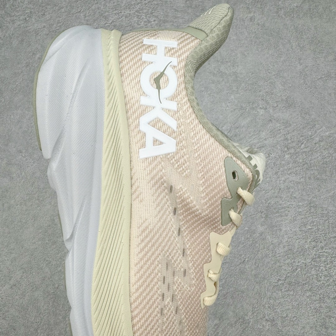 图片[6]-HOKA ONE ONE Clifton 克里夫顿9代专业性能减震公路跑步鞋 轻盈透气的针织网面和纱线的使用让鞋面更挺拔 增强鞋面的强度和支撑性能 搭配柔软的鞋舌 让双脚在舒适包裹中跑的更加畅快 全新泡棉中底 柔软的同时增强回弹性能 为不同跑者提供更平稳流畅的脚感 带来全面的缓冲保护 根据人体工程学设计的延长拉襟 后跟处弹软的海绵填充舒适固定 避免掉跟和摩擦 相比上一代光滑的内衬 Clifton 9的内衬增强了摩擦力 避免双脚在鞋内滑动 尺码：36 36.5 37.5 38 38.5 39 40 40.5 41 42 42.5 43 44 44.5 45-选品中心