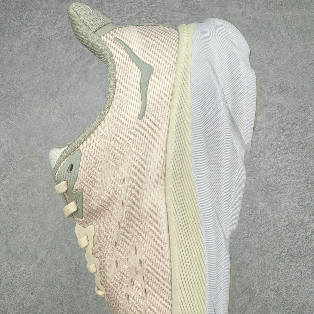 图片[7]-HOKA ONE ONE Clifton 克里夫顿9代专业性能减震公路跑步鞋 轻盈透气的针织网面和纱线的使用让鞋面更挺拔 增强鞋面的强度和支撑性能 搭配柔软的鞋舌 让双脚在舒适包裹中跑的更加畅快 全新泡棉中底 柔软的同时增强回弹性能 为不同跑者提供更平稳流畅的脚感 带来全面的缓冲保护 根据人体工程学设计的延长拉襟 后跟处弹软的海绵填充舒适固定 避免掉跟和摩擦 相比上一代光滑的内衬 Clifton 9的内衬增强了摩擦力 避免双脚在鞋内滑动 尺码：36 36.5 37.5 38 38.5 39 40 40.5 41 42 42.5 43 44 44.5 45-选品中心