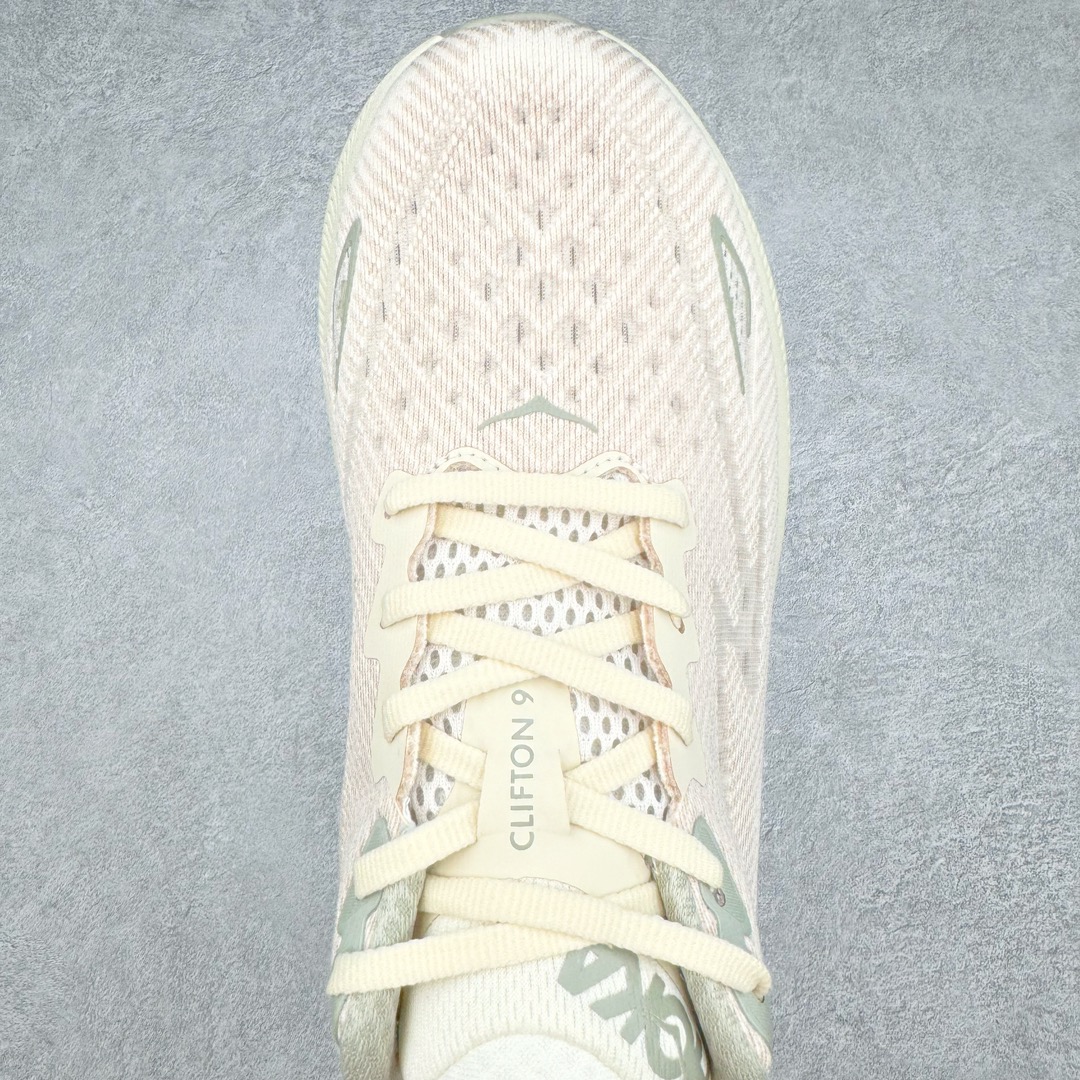 图片[4]-HOKA ONE ONE Clifton 克里夫顿9代专业性能减震公路跑步鞋 轻盈透气的针织网面和纱线的使用让鞋面更挺拔 增强鞋面的强度和支撑性能 搭配柔软的鞋舌 让双脚在舒适包裹中跑的更加畅快 全新泡棉中底 柔软的同时增强回弹性能 为不同跑者提供更平稳流畅的脚感 带来全面的缓冲保护 根据人体工程学设计的延长拉襟 后跟处弹软的海绵填充舒适固定 避免掉跟和摩擦 相比上一代光滑的内衬 Clifton 9的内衬增强了摩擦力 避免双脚在鞋内滑动 尺码：36 36.5 37.5 38 38.5 39 40 40.5 41 42 42.5 43 44 44.5 45-选品中心