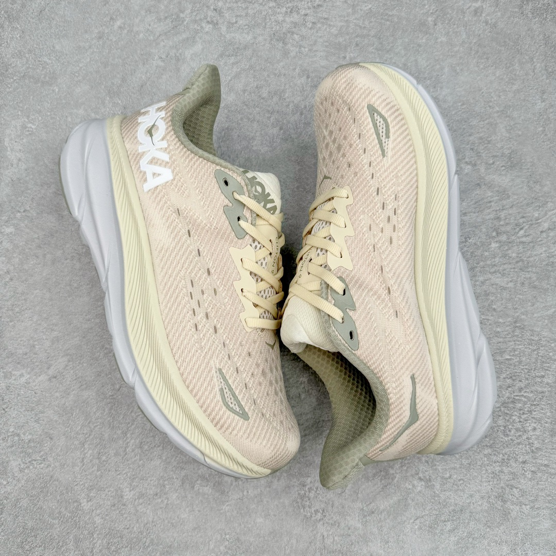 图片[3]-HOKA ONE ONE Clifton 克里夫顿9代专业性能减震公路跑步鞋 轻盈透气的针织网面和纱线的使用让鞋面更挺拔 增强鞋面的强度和支撑性能 搭配柔软的鞋舌 让双脚在舒适包裹中跑的更加畅快 全新泡棉中底 柔软的同时增强回弹性能 为不同跑者提供更平稳流畅的脚感 带来全面的缓冲保护 根据人体工程学设计的延长拉襟 后跟处弹软的海绵填充舒适固定 避免掉跟和摩擦 相比上一代光滑的内衬 Clifton 9的内衬增强了摩擦力 避免双脚在鞋内滑动 尺码：36 36.5 37.5 38 38.5 39 40 40.5 41 42 42.5 43 44 44.5 45-选品中心