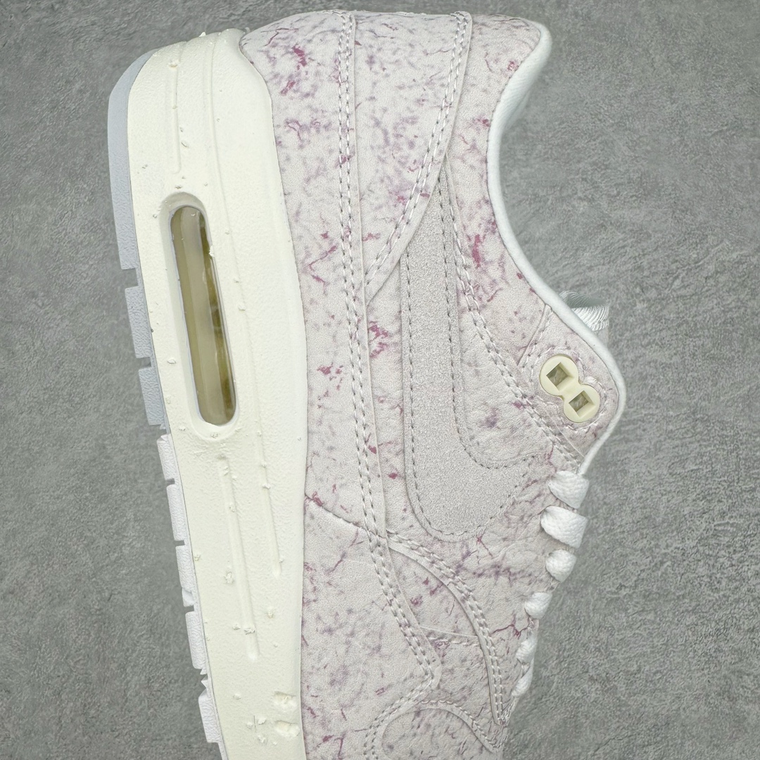 图片[6]-NK Air Max 1 初代复古气垫慢跑鞋 FZ2149-100 由Tinker Hatfeld和Mark Parker在1987年设计 灵感来自于巴黎蓬皮杜中心 在参观了蓬皮杜中心之后提出了Air Max的标志性开窗可视气垫的理念 并将其实际开发成功 是NK史上第一双可视气垫跑鞋 凭借着Air Max气垫带来的舒适脚感和鞋面面料上的不断精进才使得Air Max 1在现如今都是复古慢跑鞋的首选 深厚的历史渊源 独特的流线形设计 极为复古的外观使得它深受鞋迷的喜爱 尺码：36 36.5 37.5 38 38.5 39 40 40.5 41 42 42.5 43 44 44.5 45 46 47.5-选品中心
