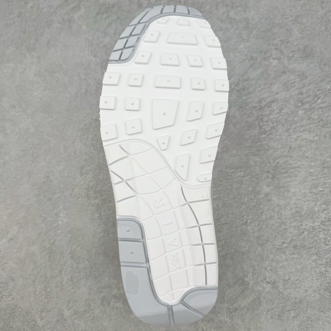 图片[9]-NK Air Max 1 初代复古气垫慢跑鞋 FZ2149-100 由Tinker Hatfeld和Mark Parker在1987年设计 灵感来自于巴黎蓬皮杜中心 在参观了蓬皮杜中心之后提出了Air Max的标志性开窗可视气垫的理念 并将其实际开发成功 是NK史上第一双可视气垫跑鞋 凭借着Air Max气垫带来的舒适脚感和鞋面面料上的不断精进才使得Air Max 1在现如今都是复古慢跑鞋的首选 深厚的历史渊源 独特的流线形设计 极为复古的外观使得它深受鞋迷的喜爱 尺码：36 36.5 37.5 38 38.5 39 40 40.5 41 42 42.5 43 44 44.5 45 46 47.5-选品中心