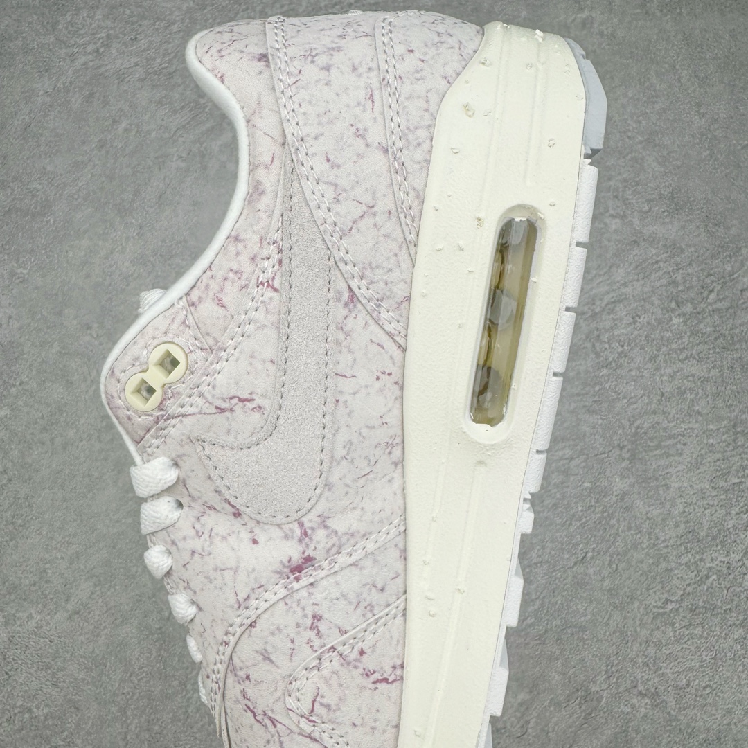 图片[7]-NK Air Max 1 初代复古气垫慢跑鞋 FZ2149-100 由Tinker Hatfeld和Mark Parker在1987年设计 灵感来自于巴黎蓬皮杜中心 在参观了蓬皮杜中心之后提出了Air Max的标志性开窗可视气垫的理念 并将其实际开发成功 是NK史上第一双可视气垫跑鞋 凭借着Air Max气垫带来的舒适脚感和鞋面面料上的不断精进才使得Air Max 1在现如今都是复古慢跑鞋的首选 深厚的历史渊源 独特的流线形设计 极为复古的外观使得它深受鞋迷的喜爱 尺码：36 36.5 37.5 38 38.5 39 40 40.5 41 42 42.5 43 44 44.5 45 46 47.5-选品中心