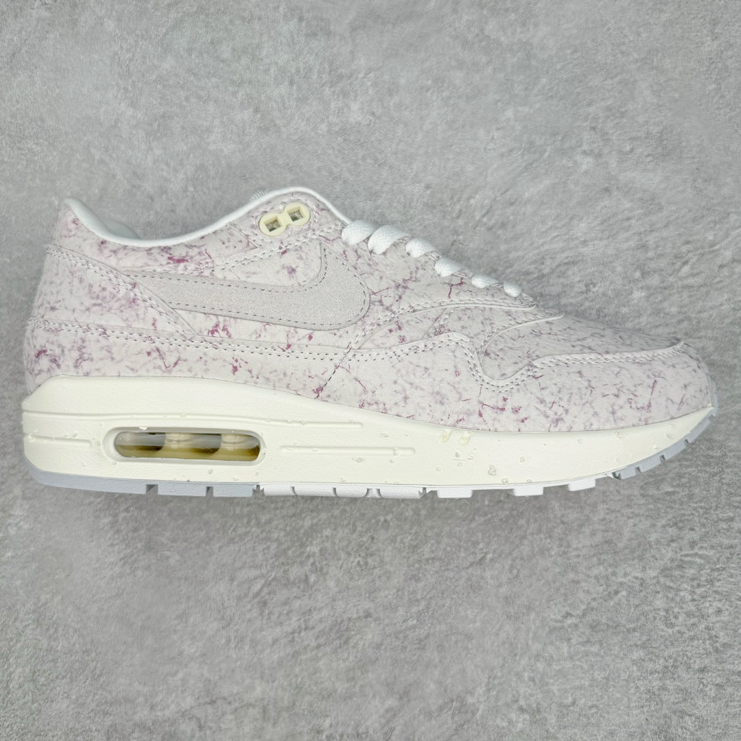 NK Air Max 1 初代复古气垫慢跑鞋 FZ2149-100 由Tinker Hatfeld和Mark Parker在1987年设计 灵感来自于巴黎蓬皮杜中心 在参观了蓬皮杜中心之后提出了Air Max的标志性开窗可视气垫的理念 并将其实际开发成功 是NK史上第一双可视气垫跑鞋 凭借着Air Max气垫带来的舒适脚感和鞋面面料上的不断精进才使得Air Max 1在现如今都是复古慢跑鞋的首选 深厚的历史渊源 独特的流线形设计 极为复古的外观使得它深受鞋迷的喜爱 尺码：36 36.5 37.5 38 38.5 39 40 40.5 41 42 42.5 43 44 44.5 45 46 47.5-选品中心