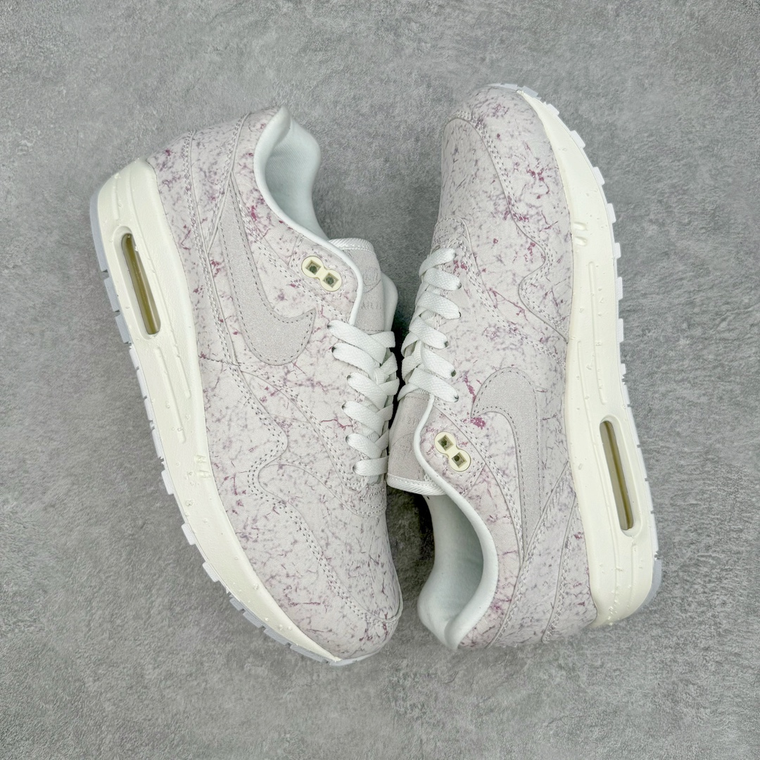 图片[3]-NK Air Max 1 初代复古气垫慢跑鞋 FZ2149-100 由Tinker Hatfeld和Mark Parker在1987年设计 灵感来自于巴黎蓬皮杜中心 在参观了蓬皮杜中心之后提出了Air Max的标志性开窗可视气垫的理念 并将其实际开发成功 是NK史上第一双可视气垫跑鞋 凭借着Air Max气垫带来的舒适脚感和鞋面面料上的不断精进才使得Air Max 1在现如今都是复古慢跑鞋的首选 深厚的历史渊源 独特的流线形设计 极为复古的外观使得它深受鞋迷的喜爱 尺码：36 36.5 37.5 38 38.5 39 40 40.5 41 42 42.5 43 44 44.5 45 46 47.5-选品中心