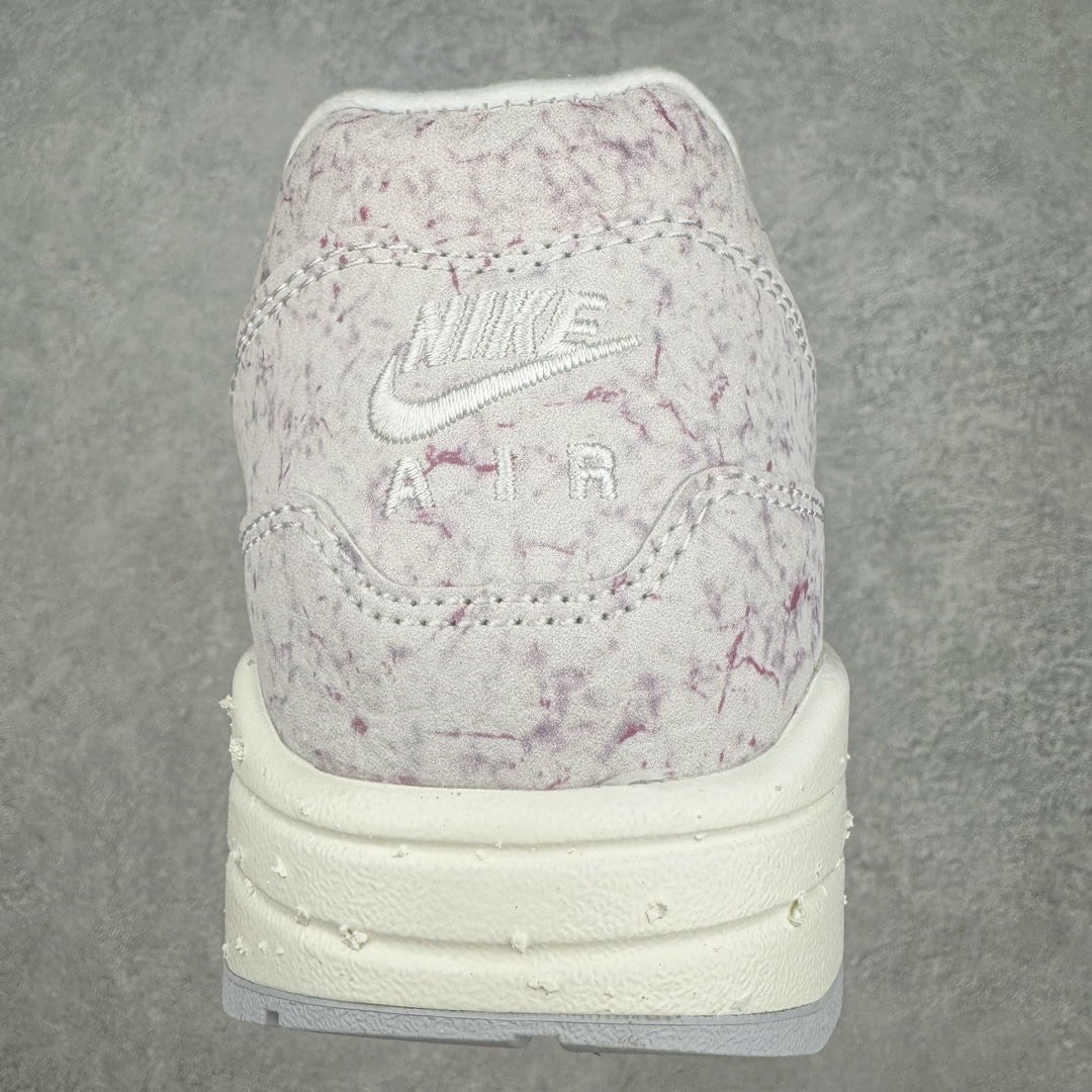 图片[8]-NK Air Max 1 初代复古气垫慢跑鞋 FZ2149-100 由Tinker Hatfeld和Mark Parker在1987年设计 灵感来自于巴黎蓬皮杜中心 在参观了蓬皮杜中心之后提出了Air Max的标志性开窗可视气垫的理念 并将其实际开发成功 是NK史上第一双可视气垫跑鞋 凭借着Air Max气垫带来的舒适脚感和鞋面面料上的不断精进才使得Air Max 1在现如今都是复古慢跑鞋的首选 深厚的历史渊源 独特的流线形设计 极为复古的外观使得它深受鞋迷的喜爱 尺码：36 36.5 37.5 38 38.5 39 40 40.5 41 42 42.5 43 44 44.5 45 46 47.5-选品中心