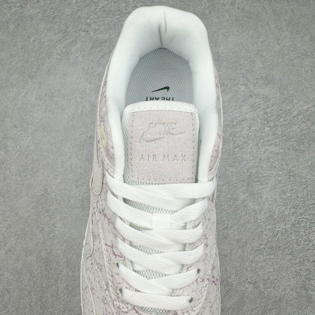 图片[5]-NK Air Max 1 初代复古气垫慢跑鞋 FZ2149-100 由Tinker Hatfeld和Mark Parker在1987年设计 灵感来自于巴黎蓬皮杜中心 在参观了蓬皮杜中心之后提出了Air Max的标志性开窗可视气垫的理念 并将其实际开发成功 是NK史上第一双可视气垫跑鞋 凭借着Air Max气垫带来的舒适脚感和鞋面面料上的不断精进才使得Air Max 1在现如今都是复古慢跑鞋的首选 深厚的历史渊源 独特的流线形设计 极为复古的外观使得它深受鞋迷的喜爱 尺码：36 36.5 37.5 38 38.5 39 40 40.5 41 42 42.5 43 44 44.5 45 46 47.5-选品中心