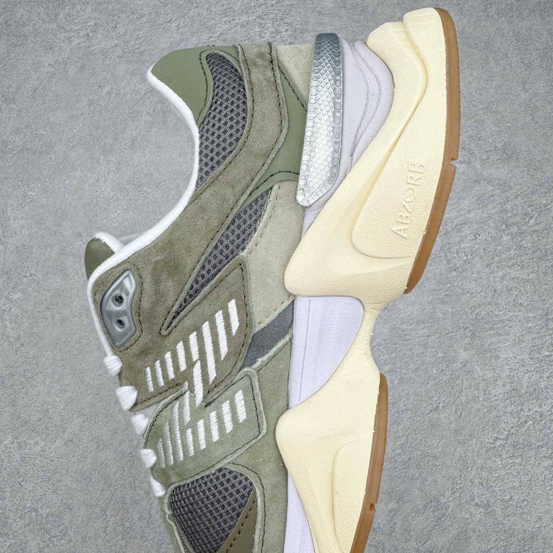 图片[7]-New Balance NB9060 复古运动鞋 新百伦又带来了新鞋型 并且是与芝加哥街头品牌 Joe Freshgoods 的联名款 鞋身主体采用了类似 990 系列的设计风格 与传统复古慢跑鞋区别不大 最大的变化就是鞋底部分 在传统设计的中底外层 增加了多个分区的模块 圆润的线条设计与我们熟悉的 New Balance 风格截然不同 但与同样充满弧形线条的鞋面搭配 看起来毫无违和感 尺码：36-45-选品中心
