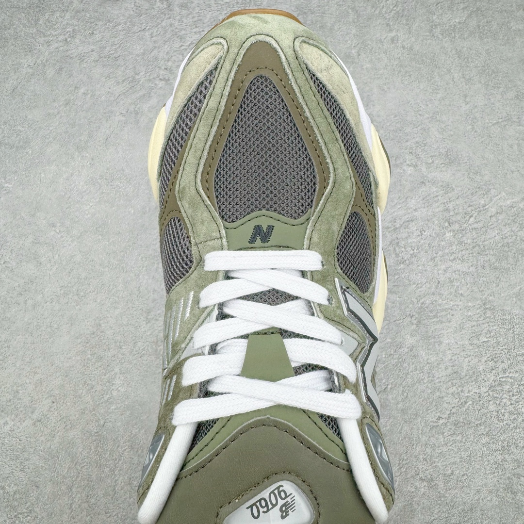 图片[4]-New Balance NB9060 复古运动鞋 新百伦又带来了新鞋型 并且是与芝加哥街头品牌 Joe Freshgoods 的联名款 鞋身主体采用了类似 990 系列的设计风格 与传统复古慢跑鞋区别不大 最大的变化就是鞋底部分 在传统设计的中底外层 增加了多个分区的模块 圆润的线条设计与我们熟悉的 New Balance 风格截然不同 但与同样充满弧形线条的鞋面搭配 看起来毫无违和感 尺码：36-45-选品中心