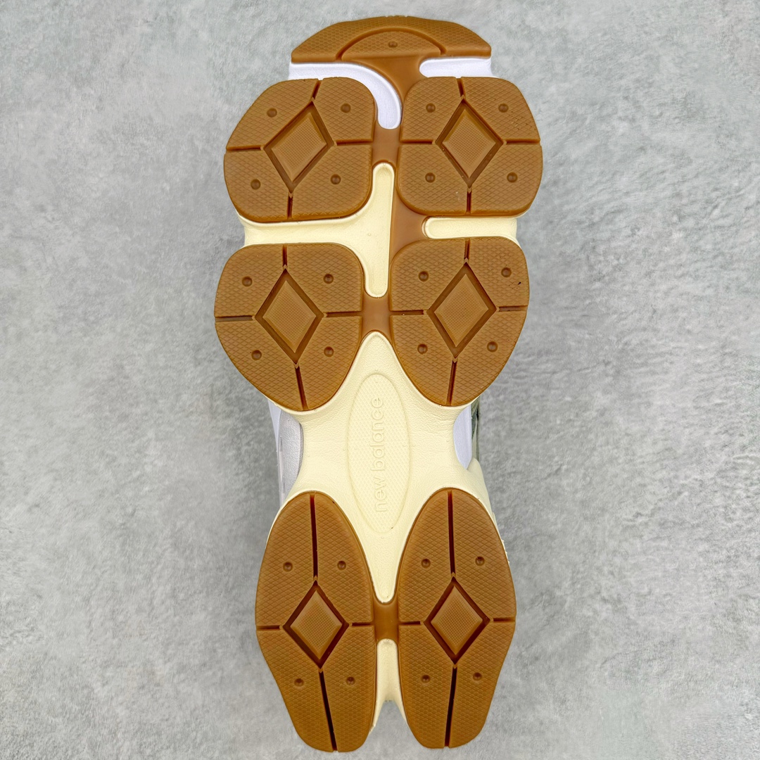 图片[9]-New Balance NB9060 复古运动鞋 新百伦又带来了新鞋型 并且是与芝加哥街头品牌 Joe Freshgoods 的联名款 鞋身主体采用了类似 990 系列的设计风格 与传统复古慢跑鞋区别不大 最大的变化就是鞋底部分 在传统设计的中底外层 增加了多个分区的模块 圆润的线条设计与我们熟悉的 New Balance 风格截然不同 但与同样充满弧形线条的鞋面搭配 看起来毫无违和感 尺码：36-45-选品中心