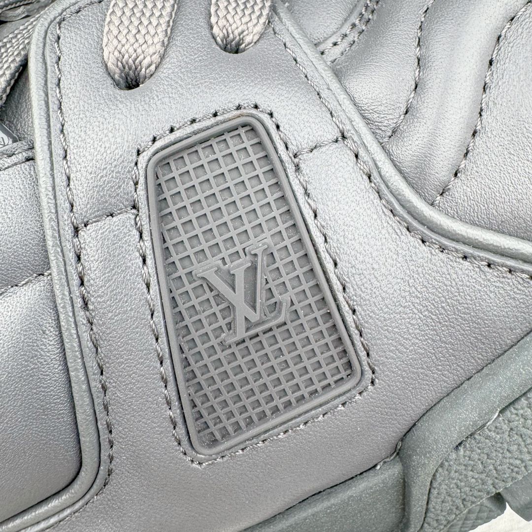 图片[13]-＃GD广顶 Louis Vuitton Trainer lv路易威登时装走秀运动时尚板鞋 外贸零售特供批次 2023全新纸板数据 印花高频效果碾压市面 市售天花板产物 耗时半年巨作 全套原厂新版原纸板楦头开发 原厂特供皮料加持 市场所有版本中综合最强的货品 GD实力大厂出品 全网最全配色更新最快 最成熟的做工稳定的品控 完美鞋型超高的清洁度 零毛边线头瑕疵 全套原楦原纸版原鞋开模 全网最具灵魂的版型 正确原装黄色鞋盒 正确中底印花 鞋面印花3D高频深度立体 全鞋电脑针车 紧密相连 针距密度一致 环保乳胶注塑鞋垫 厚度脚感还原原版 皮面裁剪部位 统一油边封口工艺 原装橡胶大底含胶量大底组合零偏差 专柜全套包装 防尘袋 说明书 质保卡 男女鞋 尺码：35 36 37 38 39 40 41 42 43 44 45-选品中心