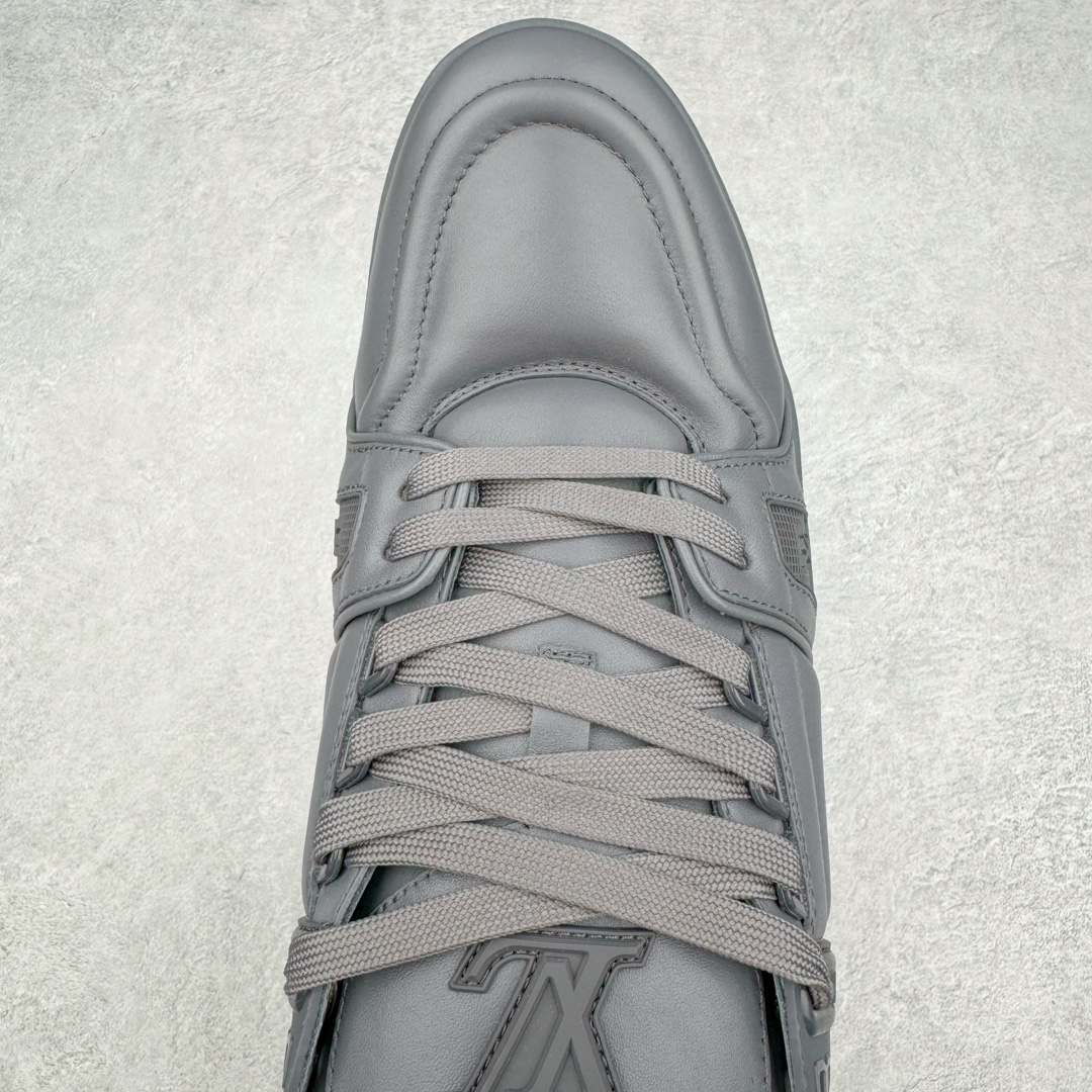 图片[4]-＃GD广顶 Louis Vuitton Trainer lv路易威登时装走秀运动时尚板鞋 外贸零售特供批次 2023全新纸板数据 印花高频效果碾压市面 市售天花板产物 耗时半年巨作 全套原厂新版原纸板楦头开发 原厂特供皮料加持 市场所有版本中综合最强的货品 GD实力大厂出品 全网最全配色更新最快 最成熟的做工稳定的品控 完美鞋型超高的清洁度 零毛边线头瑕疵 全套原楦原纸版原鞋开模 全网最具灵魂的版型 正确原装黄色鞋盒 正确中底印花 鞋面印花3D高频深度立体 全鞋电脑针车 紧密相连 针距密度一致 环保乳胶注塑鞋垫 厚度脚感还原原版 皮面裁剪部位 统一油边封口工艺 原装橡胶大底含胶量大底组合零偏差 专柜全套包装 防尘袋 说明书 质保卡 男女鞋 尺码：35 36 37 38 39 40 41 42 43 44 45-选品中心