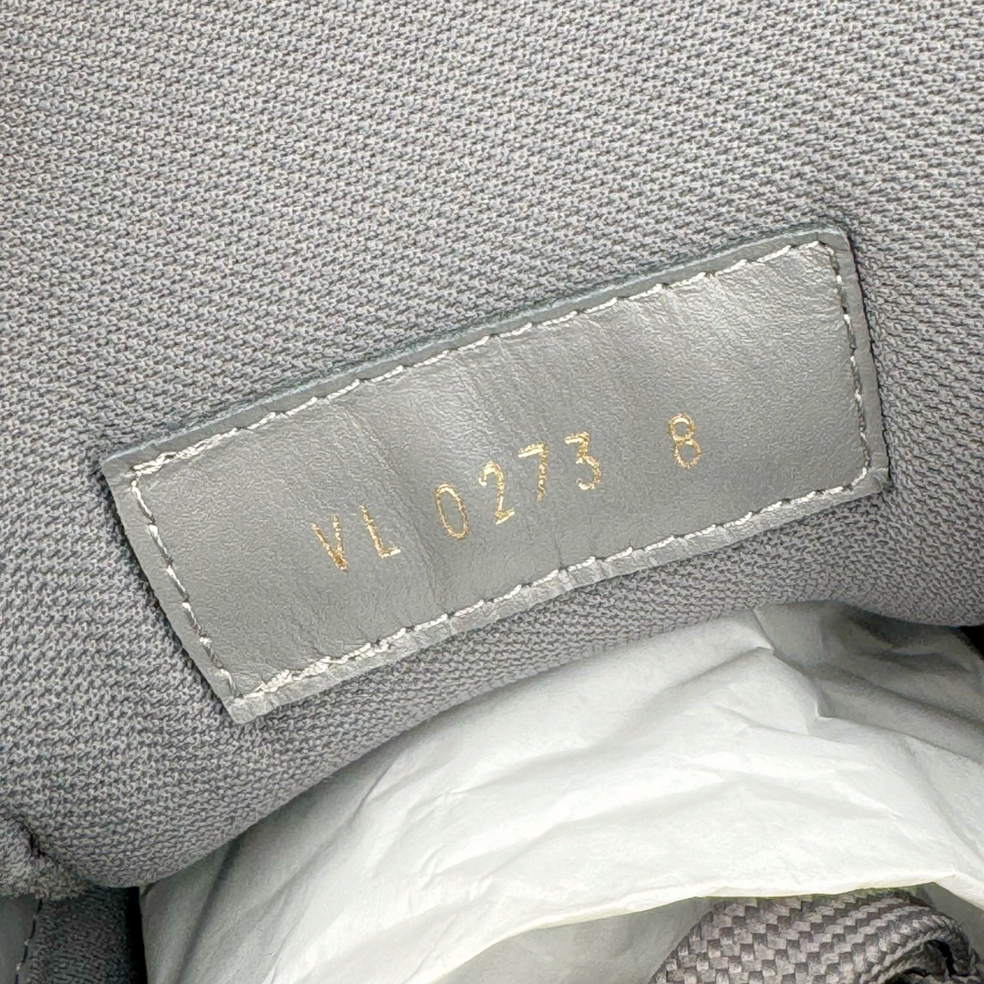 图片[12]-＃GD广顶 Louis Vuitton Trainer lv路易威登时装走秀运动时尚板鞋 外贸零售特供批次 2023全新纸板数据 印花高频效果碾压市面 市售天花板产物 耗时半年巨作 全套原厂新版原纸板楦头开发 原厂特供皮料加持 市场所有版本中综合最强的货品 GD实力大厂出品 全网最全配色更新最快 最成熟的做工稳定的品控 完美鞋型超高的清洁度 零毛边线头瑕疵 全套原楦原纸版原鞋开模 全网最具灵魂的版型 正确原装黄色鞋盒 正确中底印花 鞋面印花3D高频深度立体 全鞋电脑针车 紧密相连 针距密度一致 环保乳胶注塑鞋垫 厚度脚感还原原版 皮面裁剪部位 统一油边封口工艺 原装橡胶大底含胶量大底组合零偏差 专柜全套包装 防尘袋 说明书 质保卡 男女鞋 尺码：35 36 37 38 39 40 41 42 43 44 45-选品中心