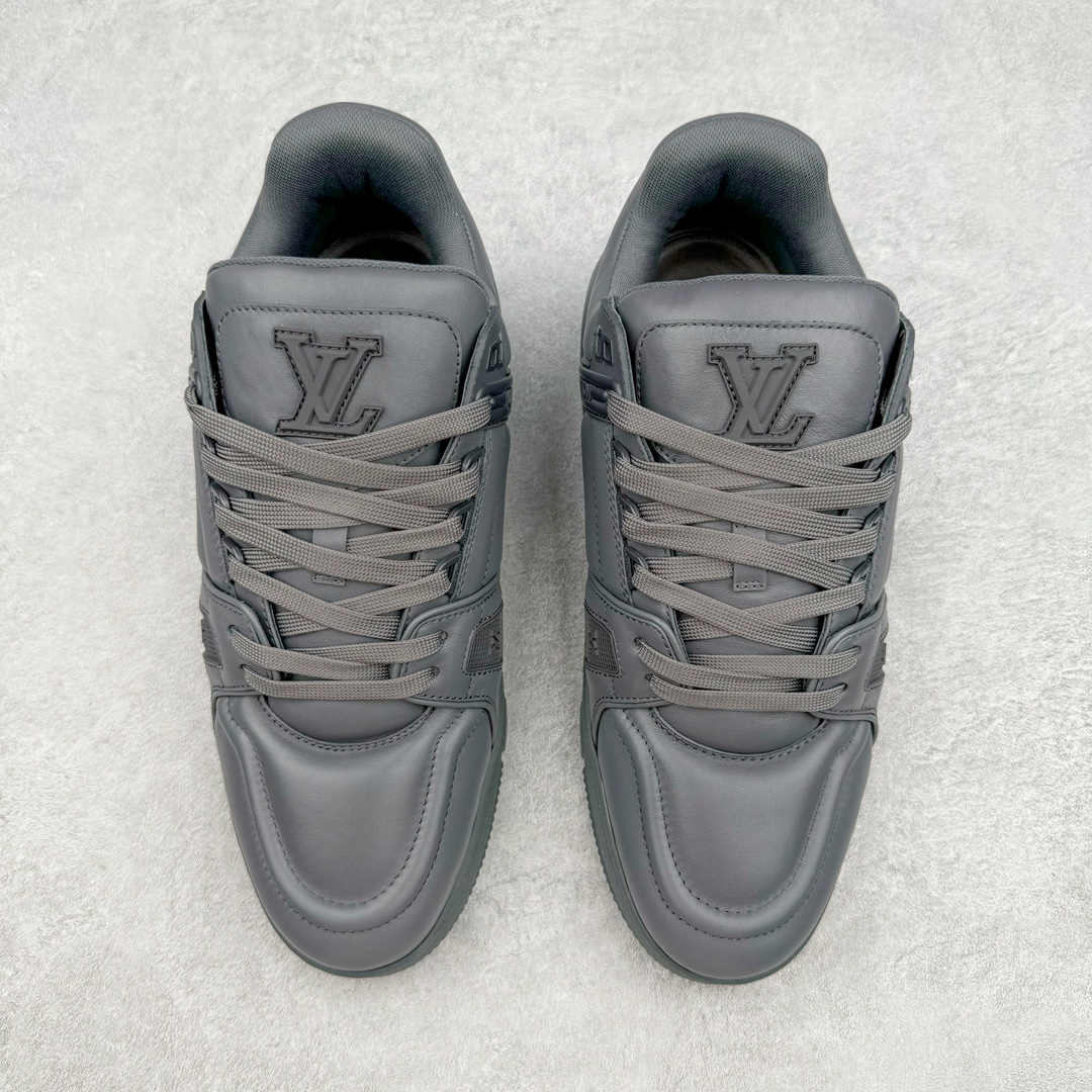 图片[2]-＃GD广顶 Louis Vuitton Trainer lv路易威登时装走秀运动时尚板鞋 外贸零售特供批次 2023全新纸板数据 印花高频效果碾压市面 市售天花板产物 耗时半年巨作 全套原厂新版原纸板楦头开发 原厂特供皮料加持 市场所有版本中综合最强的货品 GD实力大厂出品 全网最全配色更新最快 最成熟的做工稳定的品控 完美鞋型超高的清洁度 零毛边线头瑕疵 全套原楦原纸版原鞋开模 全网最具灵魂的版型 正确原装黄色鞋盒 正确中底印花 鞋面印花3D高频深度立体 全鞋电脑针车 紧密相连 针距密度一致 环保乳胶注塑鞋垫 厚度脚感还原原版 皮面裁剪部位 统一油边封口工艺 原装橡胶大底含胶量大底组合零偏差 专柜全套包装 防尘袋 说明书 质保卡 男女鞋 尺码：35 36 37 38 39 40 41 42 43 44 45-选品中心
