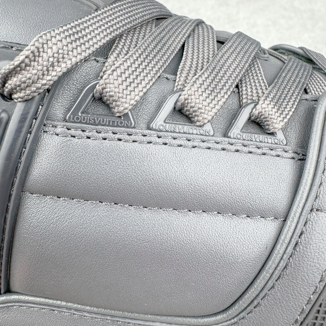 图片[22]-＃GD广顶 Louis Vuitton Trainer lv路易威登时装走秀运动时尚板鞋 外贸零售特供批次 2023全新纸板数据 印花高频效果碾压市面 市售天花板产物 耗时半年巨作 全套原厂新版原纸板楦头开发 原厂特供皮料加持 市场所有版本中综合最强的货品 GD实力大厂出品 全网最全配色更新最快 最成熟的做工稳定的品控 完美鞋型超高的清洁度 零毛边线头瑕疵 全套原楦原纸版原鞋开模 全网最具灵魂的版型 正确原装黄色鞋盒 正确中底印花 鞋面印花3D高频深度立体 全鞋电脑针车 紧密相连 针距密度一致 环保乳胶注塑鞋垫 厚度脚感还原原版 皮面裁剪部位 统一油边封口工艺 原装橡胶大底含胶量大底组合零偏差 专柜全套包装 防尘袋 说明书 质保卡 男女鞋 尺码：35 36 37 38 39 40 41 42 43 44 45-选品中心