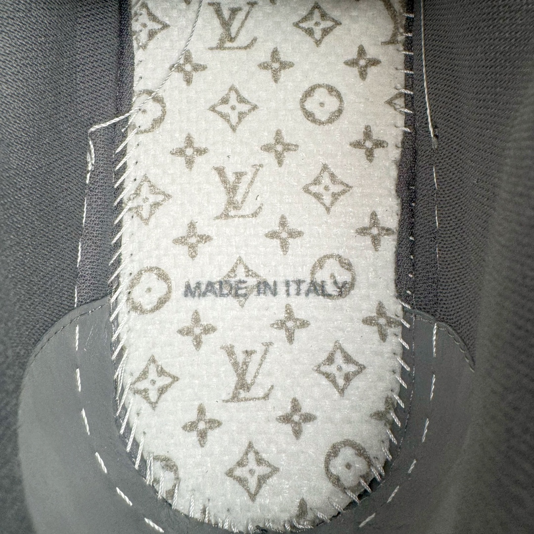 图片[11]-＃GD广顶 Louis Vuitton Trainer lv路易威登时装走秀运动时尚板鞋 外贸零售特供批次 2023全新纸板数据 印花高频效果碾压市面 市售天花板产物 耗时半年巨作 全套原厂新版原纸板楦头开发 原厂特供皮料加持 市场所有版本中综合最强的货品 GD实力大厂出品 全网最全配色更新最快 最成熟的做工稳定的品控 完美鞋型超高的清洁度 零毛边线头瑕疵 全套原楦原纸版原鞋开模 全网最具灵魂的版型 正确原装黄色鞋盒 正确中底印花 鞋面印花3D高频深度立体 全鞋电脑针车 紧密相连 针距密度一致 环保乳胶注塑鞋垫 厚度脚感还原原版 皮面裁剪部位 统一油边封口工艺 原装橡胶大底含胶量大底组合零偏差 专柜全套包装 防尘袋 说明书 质保卡 男女鞋 尺码：35 36 37 38 39 40 41 42 43 44 45-选品中心