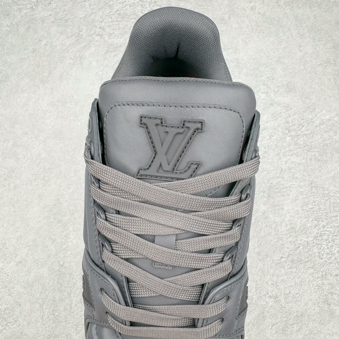 图片[5]-＃GD广顶 Louis Vuitton Trainer lv路易威登时装走秀运动时尚板鞋 外贸零售特供批次 2023全新纸板数据 印花高频效果碾压市面 市售天花板产物 耗时半年巨作 全套原厂新版原纸板楦头开发 原厂特供皮料加持 市场所有版本中综合最强的货品 GD实力大厂出品 全网最全配色更新最快 最成熟的做工稳定的品控 完美鞋型超高的清洁度 零毛边线头瑕疵 全套原楦原纸版原鞋开模 全网最具灵魂的版型 正确原装黄色鞋盒 正确中底印花 鞋面印花3D高频深度立体 全鞋电脑针车 紧密相连 针距密度一致 环保乳胶注塑鞋垫 厚度脚感还原原版 皮面裁剪部位 统一油边封口工艺 原装橡胶大底含胶量大底组合零偏差 专柜全套包装 防尘袋 说明书 质保卡 男女鞋 尺码：35 36 37 38 39 40 41 42 43 44 45-选品中心