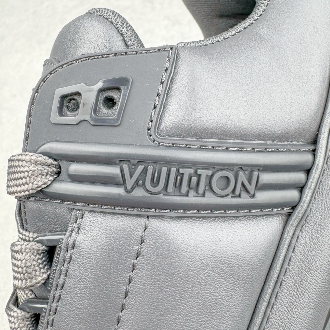 图片[14]-＃GD广顶 Louis Vuitton Trainer lv路易威登时装走秀运动时尚板鞋 外贸零售特供批次 2023全新纸板数据 印花高频效果碾压市面 市售天花板产物 耗时半年巨作 全套原厂新版原纸板楦头开发 原厂特供皮料加持 市场所有版本中综合最强的货品 GD实力大厂出品 全网最全配色更新最快 最成熟的做工稳定的品控 完美鞋型超高的清洁度 零毛边线头瑕疵 全套原楦原纸版原鞋开模 全网最具灵魂的版型 正确原装黄色鞋盒 正确中底印花 鞋面印花3D高频深度立体 全鞋电脑针车 紧密相连 针距密度一致 环保乳胶注塑鞋垫 厚度脚感还原原版 皮面裁剪部位 统一油边封口工艺 原装橡胶大底含胶量大底组合零偏差 专柜全套包装 防尘袋 说明书 质保卡 男女鞋 尺码：35 36 37 38 39 40 41 42 43 44 45-选品中心
