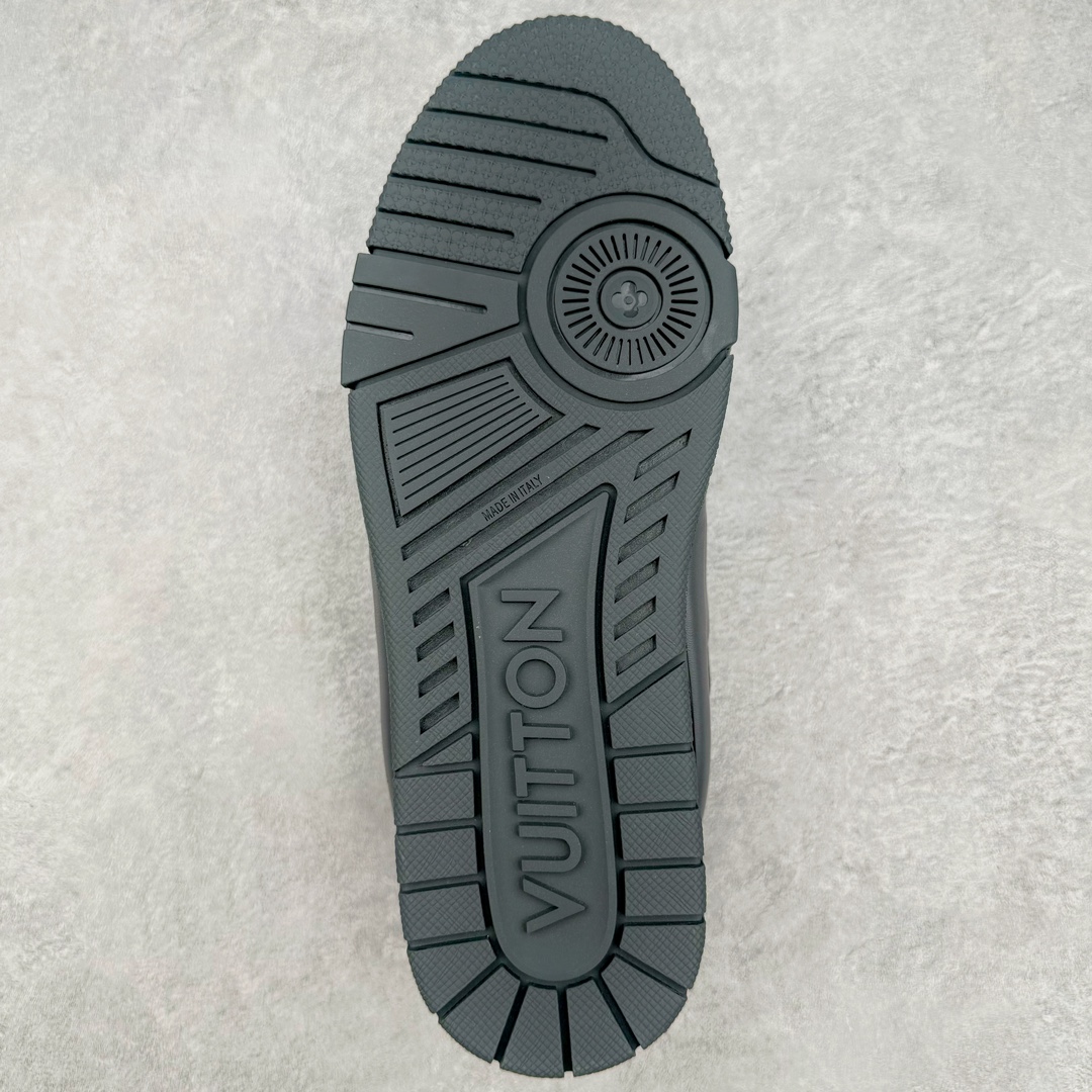 图片[9]-＃GD广顶 Louis Vuitton Trainer lv路易威登时装走秀运动时尚板鞋 外贸零售特供批次 2023全新纸板数据 印花高频效果碾压市面 市售天花板产物 耗时半年巨作 全套原厂新版原纸板楦头开发 原厂特供皮料加持 市场所有版本中综合最强的货品 GD实力大厂出品 全网最全配色更新最快 最成熟的做工稳定的品控 完美鞋型超高的清洁度 零毛边线头瑕疵 全套原楦原纸版原鞋开模 全网最具灵魂的版型 正确原装黄色鞋盒 正确中底印花 鞋面印花3D高频深度立体 全鞋电脑针车 紧密相连 针距密度一致 环保乳胶注塑鞋垫 厚度脚感还原原版 皮面裁剪部位 统一油边封口工艺 原装橡胶大底含胶量大底组合零偏差 专柜全套包装 防尘袋 说明书 质保卡 男女鞋 尺码：35 36 37 38 39 40 41 42 43 44 45-选品中心