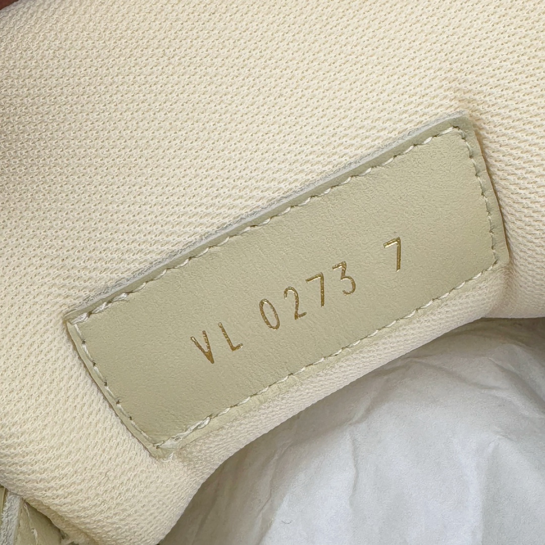 图片[13]-＃GD广顶 Louis Vuitton Trainer lv路易威登时装走秀运动时尚板鞋 外贸零售特供批次 2023全新纸板数据 印花高频效果碾压市面 市售天花板产物 耗时半年巨作 全套原厂新版原纸板楦头开发 原厂特供皮料加持 市场所有版本中综合最强的货品 GD实力大厂出品 全网最全配色更新最快 最成熟的做工稳定的品控 完美鞋型超高的清洁度 零毛边线头瑕疵 全套原楦原纸版原鞋开模 全网最具灵魂的版型 正确原装黄色鞋盒 正确中底印花 鞋面印花3D高频深度立体 全鞋电脑针车 紧密相连 针距密度一致 环保乳胶注塑鞋垫 厚度脚感还原原版 皮面裁剪部位 统一油边封口工艺 原装橡胶大底含胶量大底组合零偏差 专柜全套包装 防尘袋 说明书 质保卡 男女鞋 尺码：35 36 37 38 39 40 41 42 43 44 45-选品中心