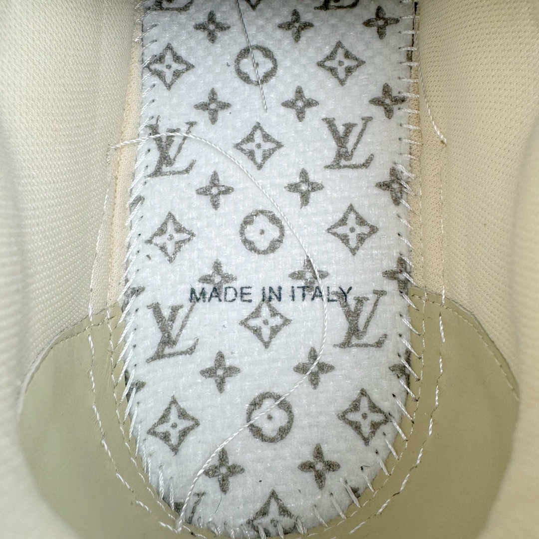 图片[12]-＃GD广顶 Louis Vuitton Trainer lv路易威登时装走秀运动时尚板鞋 外贸零售特供批次 2023全新纸板数据 印花高频效果碾压市面 市售天花板产物 耗时半年巨作 全套原厂新版原纸板楦头开发 原厂特供皮料加持 市场所有版本中综合最强的货品 GD实力大厂出品 全网最全配色更新最快 最成熟的做工稳定的品控 完美鞋型超高的清洁度 零毛边线头瑕疵 全套原楦原纸版原鞋开模 全网最具灵魂的版型 正确原装黄色鞋盒 正确中底印花 鞋面印花3D高频深度立体 全鞋电脑针车 紧密相连 针距密度一致 环保乳胶注塑鞋垫 厚度脚感还原原版 皮面裁剪部位 统一油边封口工艺 原装橡胶大底含胶量大底组合零偏差 专柜全套包装 防尘袋 说明书 质保卡 男女鞋 尺码：35 36 37 38 39 40 41 42 43 44 45-选品中心