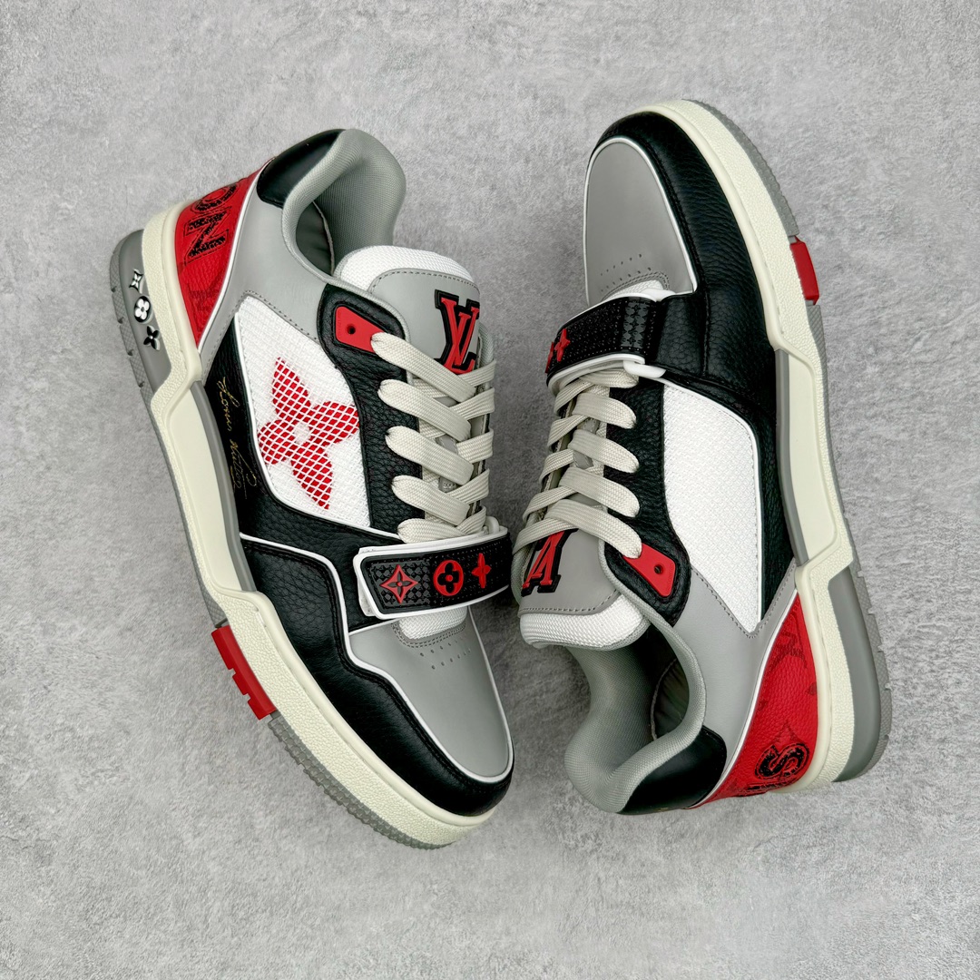 图片[3]-＃GD广顶 Louis Vuitton Trainer lv路易威登时装走秀运动时尚板鞋 外贸零售特供批次 2023全新纸板数据 印花高频效果碾压市面 市售天花板产物 耗时半年巨作 全套原厂新版原纸板楦头开发 原厂特供皮料加持 市场所有版本中综合最强的货品 GD实力大厂出品 全网最全配色更新最快 最成熟的做工稳定的品控 完美鞋型超高的清洁度 零毛边线头瑕疵 全套原楦原纸版原鞋开模 全网最具灵魂的版型 正确原装黄色鞋盒 正确中底印花 鞋面印花3D高频深度立体 全鞋电脑针车 紧密相连 针距密度一致 环保乳胶注塑鞋垫 厚度脚感还原原版 皮面裁剪部位 统一油边封口工艺 原装橡胶大底含胶量大底组合零偏差 专柜全套包装 防尘袋 说明书 质保卡 男女鞋 尺码：35 36 37 38 39 40 41 42 43 44 45-选品中心