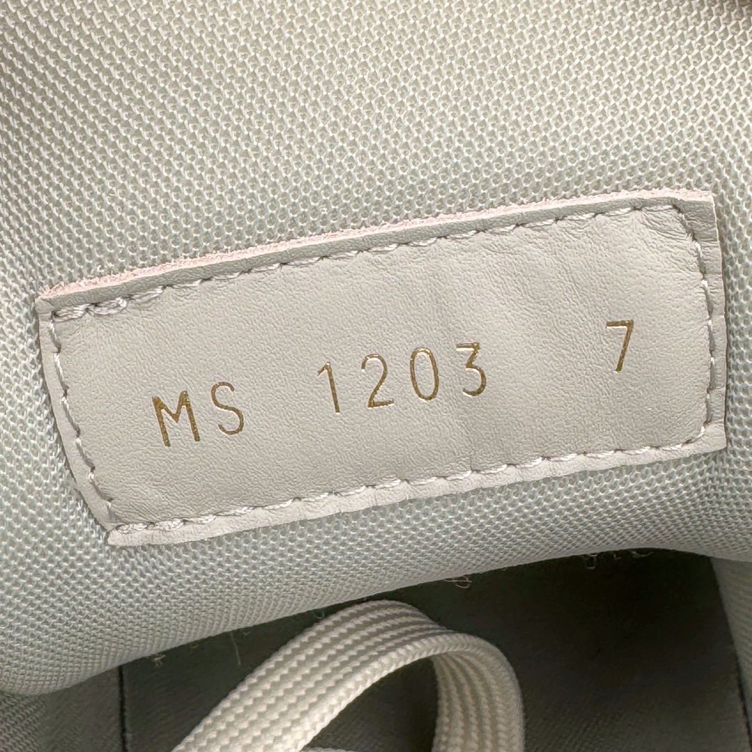 图片[11]-＃GD广顶 Louis Vuitton Trainer lv路易威登时装走秀运动时尚板鞋 外贸零售特供批次 2023全新纸板数据 印花高频效果碾压市面 市售天花板产物 耗时半年巨作 全套原厂新版原纸板楦头开发 原厂特供皮料加持 市场所有版本中综合最强的货品 GD实力大厂出品 全网最全配色更新最快 最成熟的做工稳定的品控 完美鞋型超高的清洁度 零毛边线头瑕疵 全套原楦原纸版原鞋开模 全网最具灵魂的版型 正确原装黄色鞋盒 正确中底印花 鞋面印花3D高频深度立体 全鞋电脑针车 紧密相连 针距密度一致 环保乳胶注塑鞋垫 厚度脚感还原原版 皮面裁剪部位 统一油边封口工艺 原装橡胶大底含胶量大底组合零偏差 专柜全套包装 防尘袋 说明书 质保卡 男女鞋 尺码：35 36 37 38 39 40 41 42 43 44 45-选品中心