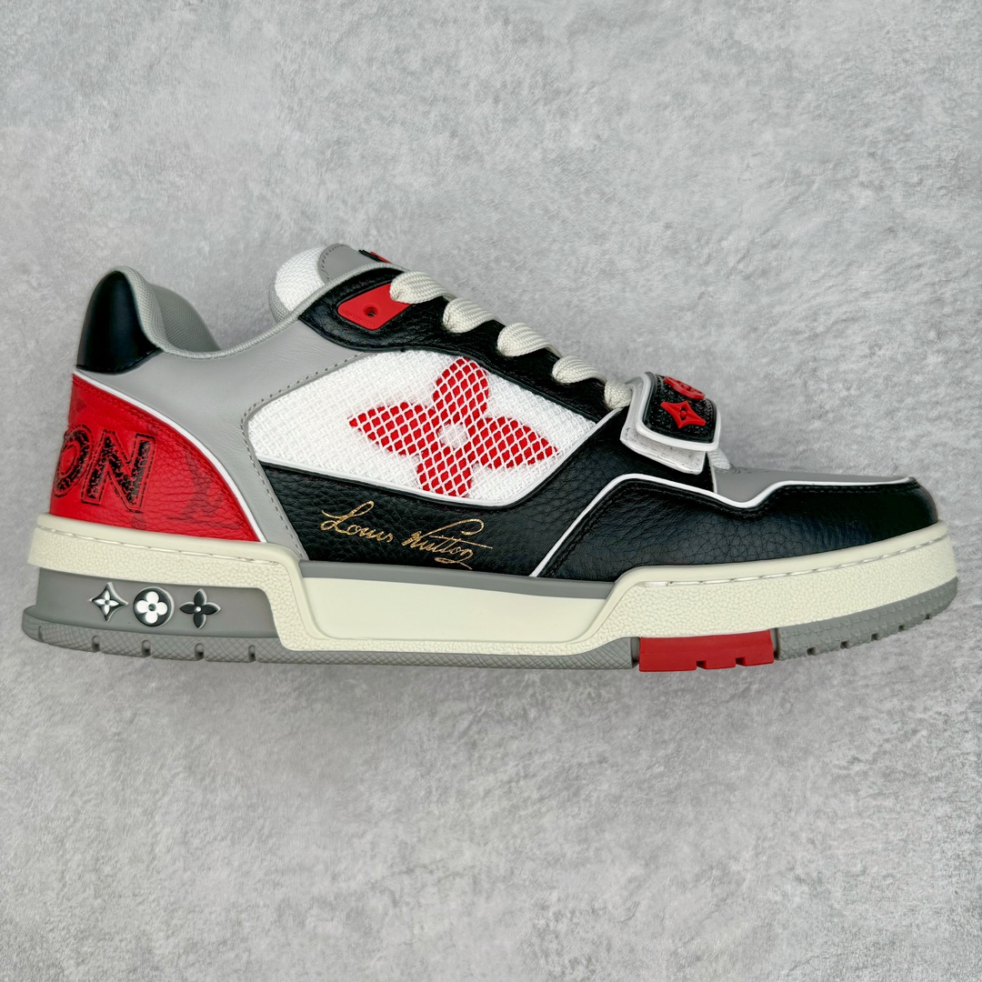 ＃GD广顶 Louis Vuitton Trainer lv路易威登时装走秀运动时尚板鞋 外贸零售特供批次 2023全新纸板数据 印花高频效果碾压市面 市售天花板产物 耗时半年巨作 全套原厂新版原纸板楦头开发 原厂特供皮料加持 市场所有版本中综合最强的货品 GD实力大厂出品 全网最全配色更新最快 最成熟的做工稳定的品控 完美鞋型超高的清洁度 零毛边线头瑕疵 全套原楦原纸版原鞋开模 全网最具灵魂的版型 正确原装黄色鞋盒 正确中底印花 鞋面印花3D高频深度立体 全鞋电脑针车 紧密相连 针距密度一致 环保乳胶注塑鞋垫 厚度脚感还原原版 皮面裁剪部位 统一油边封口工艺 原装橡胶大底含胶量大底组合零偏差 专柜全套包装 防尘袋 说明书 质保卡 男女鞋 尺码：35 36 37 38 39 40 41 42 43 44 45-选品中心
