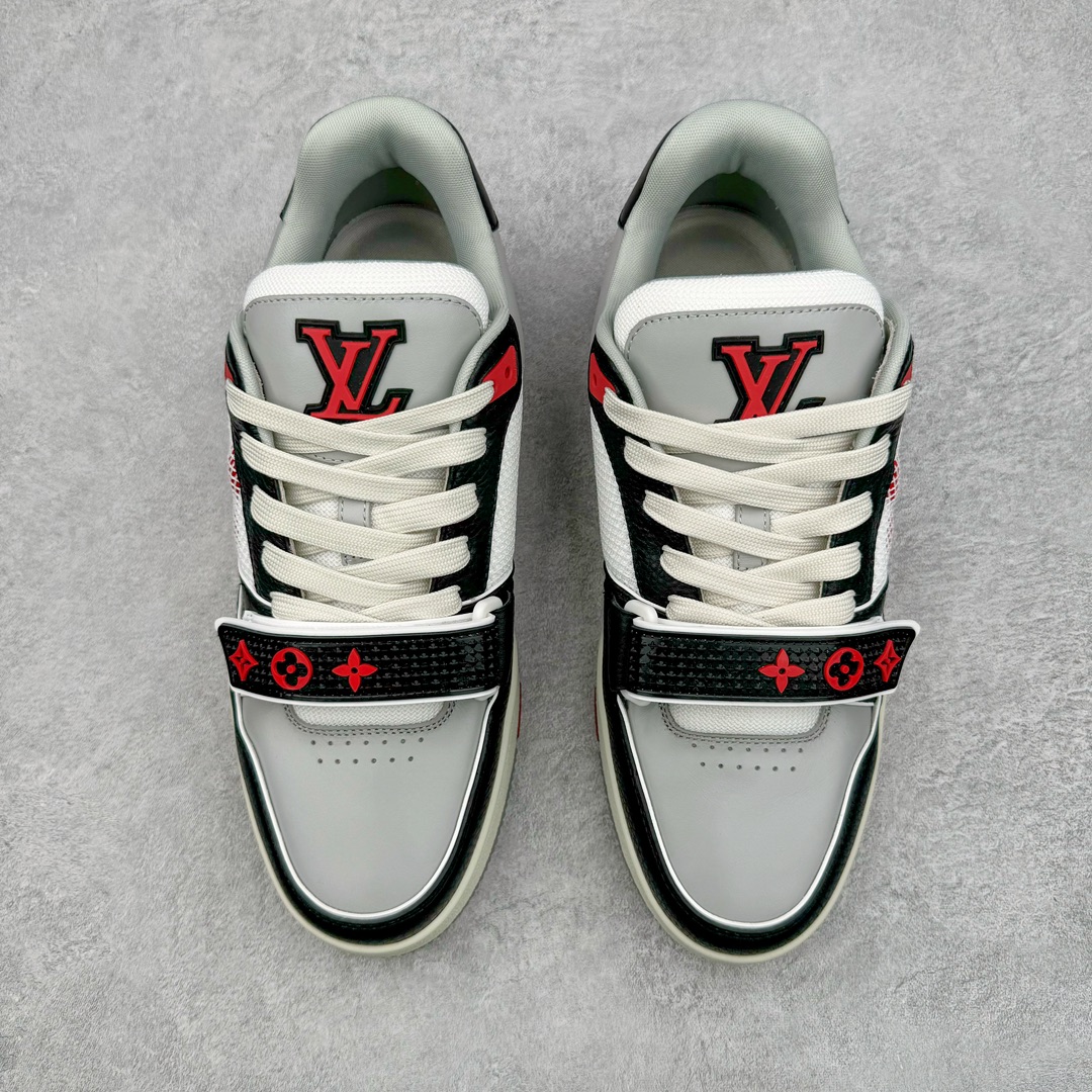 图片[2]-＃GD广顶 Louis Vuitton Trainer lv路易威登时装走秀运动时尚板鞋 外贸零售特供批次 2023全新纸板数据 印花高频效果碾压市面 市售天花板产物 耗时半年巨作 全套原厂新版原纸板楦头开发 原厂特供皮料加持 市场所有版本中综合最强的货品 GD实力大厂出品 全网最全配色更新最快 最成熟的做工稳定的品控 完美鞋型超高的清洁度 零毛边线头瑕疵 全套原楦原纸版原鞋开模 全网最具灵魂的版型 正确原装黄色鞋盒 正确中底印花 鞋面印花3D高频深度立体 全鞋电脑针车 紧密相连 针距密度一致 环保乳胶注塑鞋垫 厚度脚感还原原版 皮面裁剪部位 统一油边封口工艺 原装橡胶大底含胶量大底组合零偏差 专柜全套包装 防尘袋 说明书 质保卡 男女鞋 尺码：35 36 37 38 39 40 41 42 43 44 45-选品中心