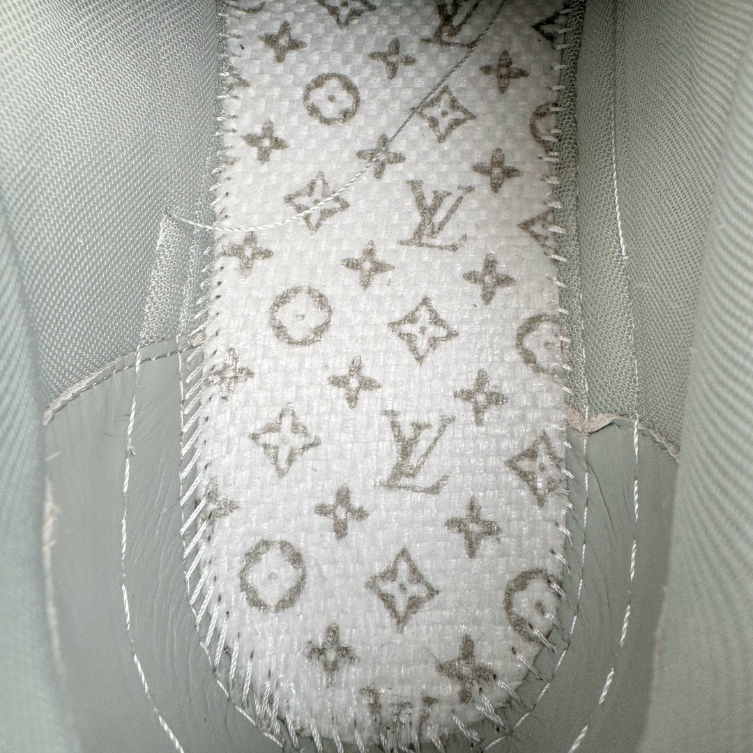 图片[10]-＃GD广顶 Louis Vuitton Trainer lv路易威登时装走秀运动时尚板鞋 外贸零售特供批次 2023全新纸板数据 印花高频效果碾压市面 市售天花板产物 耗时半年巨作 全套原厂新版原纸板楦头开发 原厂特供皮料加持 市场所有版本中综合最强的货品 GD实力大厂出品 全网最全配色更新最快 最成熟的做工稳定的品控 完美鞋型超高的清洁度 零毛边线头瑕疵 全套原楦原纸版原鞋开模 全网最具灵魂的版型 正确原装黄色鞋盒 正确中底印花 鞋面印花3D高频深度立体 全鞋电脑针车 紧密相连 针距密度一致 环保乳胶注塑鞋垫 厚度脚感还原原版 皮面裁剪部位 统一油边封口工艺 原装橡胶大底含胶量大底组合零偏差 专柜全套包装 防尘袋 说明书 质保卡 男女鞋 尺码：35 36 37 38 39 40 41 42 43 44 45-选品中心