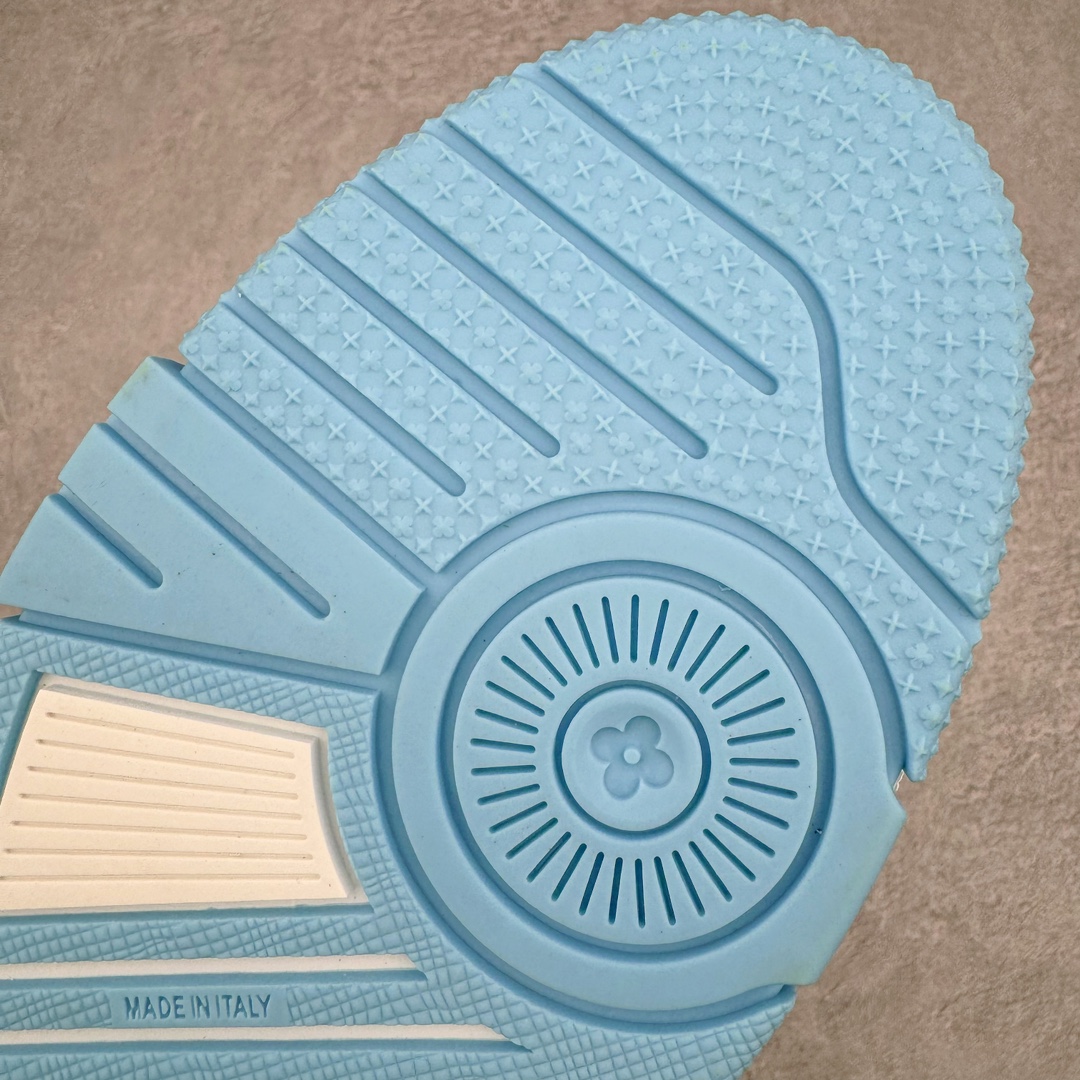 图片[18]-＃GD广顶 Louis Vuitton Trainer lv路易威登时装走秀运动时尚板鞋 外贸零售特供批次 2023全新纸板数据 印花高频效果碾压市面 市售天花板产物 耗时半年巨作 全套原厂新版原纸板楦头开发 原厂特供皮料加持 市场所有版本中综合最强的货品 GD实力大厂出品 全网最全配色更新最快 最成熟的做工稳定的品控 完美鞋型超高的清洁度 零毛边线头瑕疵 全套原楦原纸版原鞋开模 全网最具灵魂的版型 正确原装黄色鞋盒 正确中底印花 鞋面印花3D高频深度立体 全鞋电脑针车 紧密相连 针距密度一致 环保乳胶注塑鞋垫 厚度脚感还原原版 皮面裁剪部位 统一油边封口工艺 原装橡胶大底含胶量大底组合零偏差 专柜全套包装 防尘袋 说明书 质保卡 男女鞋 尺码：35 36 37 38 39 40 41 42 43 44 45-选品中心