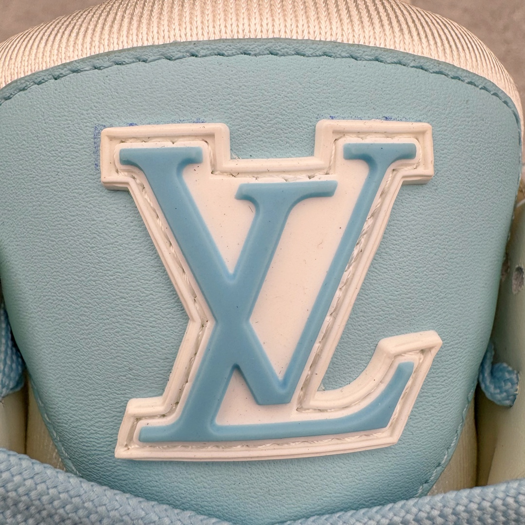 图片[11]-＃GD广顶 Louis Vuitton Trainer lv路易威登时装走秀运动时尚板鞋 外贸零售特供批次 2023全新纸板数据 印花高频效果碾压市面 市售天花板产物 耗时半年巨作 全套原厂新版原纸板楦头开发 原厂特供皮料加持 市场所有版本中综合最强的货品 GD实力大厂出品 全网最全配色更新最快 最成熟的做工稳定的品控 完美鞋型超高的清洁度 零毛边线头瑕疵 全套原楦原纸版原鞋开模 全网最具灵魂的版型 正确原装黄色鞋盒 正确中底印花 鞋面印花3D高频深度立体 全鞋电脑针车 紧密相连 针距密度一致 环保乳胶注塑鞋垫 厚度脚感还原原版 皮面裁剪部位 统一油边封口工艺 原装橡胶大底含胶量大底组合零偏差 专柜全套包装 防尘袋 说明书 质保卡 男女鞋 尺码：35 36 37 38 39 40 41 42 43 44 45-选品中心