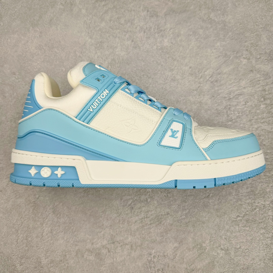 ＃GD广顶 Louis Vuitton Trainer lv路易威登时装走秀运动时尚板鞋 外贸零售特供批次 2023全新纸板数据 印花高频效果碾压市面 市售天花板产物 耗时半年巨作 全套原厂新版原纸板楦头开发 原厂特供皮料加持 市场所有版本中综合最强的货品 GD实力大厂出品 全网最全配色更新最快 最成熟的做工稳定的品控 完美鞋型超高的清洁度 零毛边线头瑕疵 全套原楦原纸版原鞋开模 全网最具灵魂的版型 正确原装黄色鞋盒 正确中底印花 鞋面印花3D高频深度立体 全鞋电脑针车 紧密相连 针距密度一致 环保乳胶注塑鞋垫 厚度脚感还原原版 皮面裁剪部位 统一油边封口工艺 原装橡胶大底含胶量大底组合零偏差 专柜全套包装 防尘袋 说明书 质保卡 男女鞋 尺码：35 36 37 38 39 40 41 42 43 44 45-选品中心