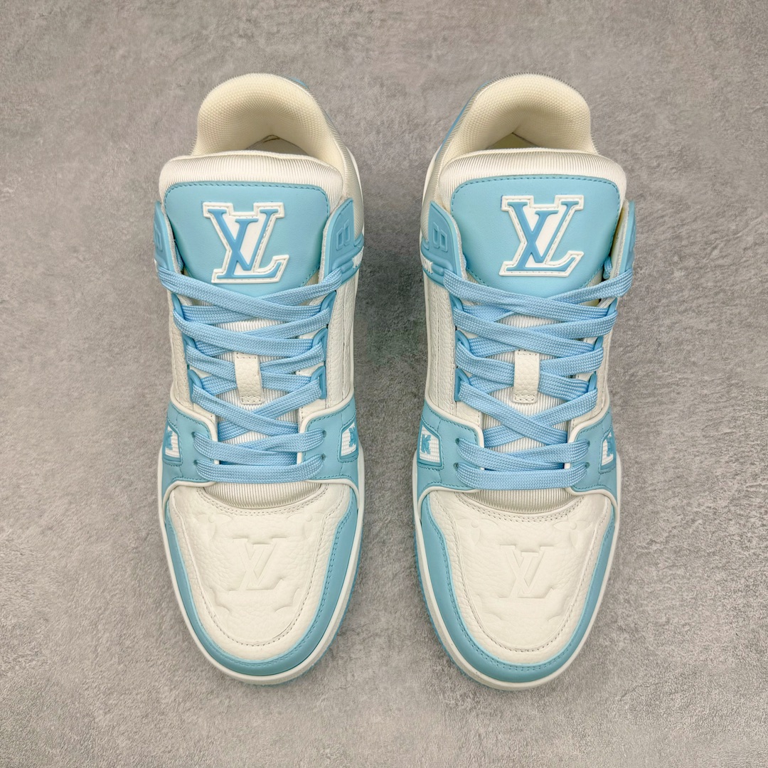 图片[2]-＃GD广顶 Louis Vuitton Trainer lv路易威登时装走秀运动时尚板鞋 外贸零售特供批次 2023全新纸板数据 印花高频效果碾压市面 市售天花板产物 耗时半年巨作 全套原厂新版原纸板楦头开发 原厂特供皮料加持 市场所有版本中综合最强的货品 GD实力大厂出品 全网最全配色更新最快 最成熟的做工稳定的品控 完美鞋型超高的清洁度 零毛边线头瑕疵 全套原楦原纸版原鞋开模 全网最具灵魂的版型 正确原装黄色鞋盒 正确中底印花 鞋面印花3D高频深度立体 全鞋电脑针车 紧密相连 针距密度一致 环保乳胶注塑鞋垫 厚度脚感还原原版 皮面裁剪部位 统一油边封口工艺 原装橡胶大底含胶量大底组合零偏差 专柜全套包装 防尘袋 说明书 质保卡 男女鞋 尺码：35 36 37 38 39 40 41 42 43 44 45-选品中心