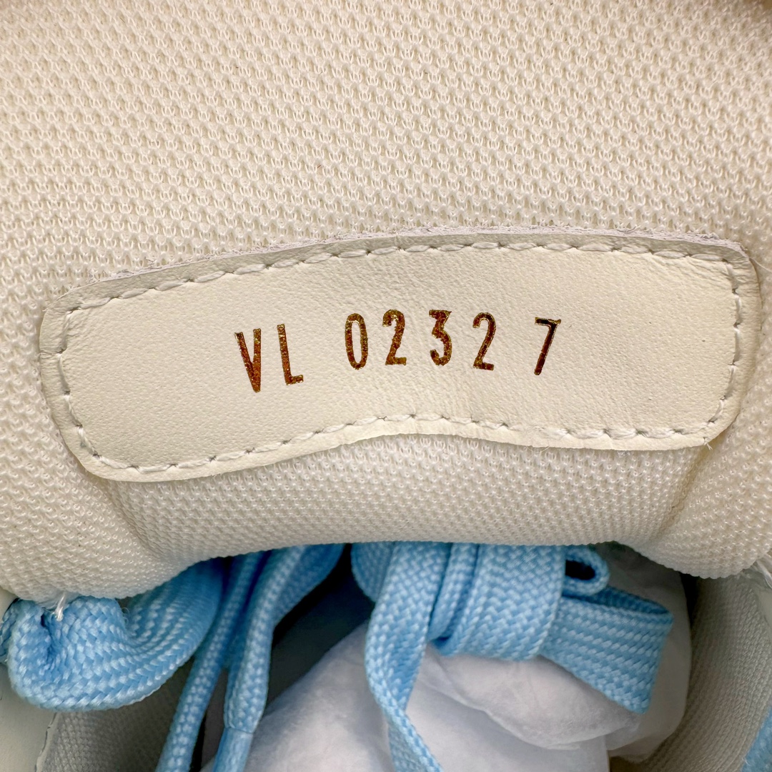 图片[10]-＃GD广顶 Louis Vuitton Trainer lv路易威登时装走秀运动时尚板鞋 外贸零售特供批次 2023全新纸板数据 印花高频效果碾压市面 市售天花板产物 耗时半年巨作 全套原厂新版原纸板楦头开发 原厂特供皮料加持 市场所有版本中综合最强的货品 GD实力大厂出品 全网最全配色更新最快 最成熟的做工稳定的品控 完美鞋型超高的清洁度 零毛边线头瑕疵 全套原楦原纸版原鞋开模 全网最具灵魂的版型 正确原装黄色鞋盒 正确中底印花 鞋面印花3D高频深度立体 全鞋电脑针车 紧密相连 针距密度一致 环保乳胶注塑鞋垫 厚度脚感还原原版 皮面裁剪部位 统一油边封口工艺 原装橡胶大底含胶量大底组合零偏差 专柜全套包装 防尘袋 说明书 质保卡 男女鞋 尺码：35 36 37 38 39 40 41 42 43 44 45-选品中心