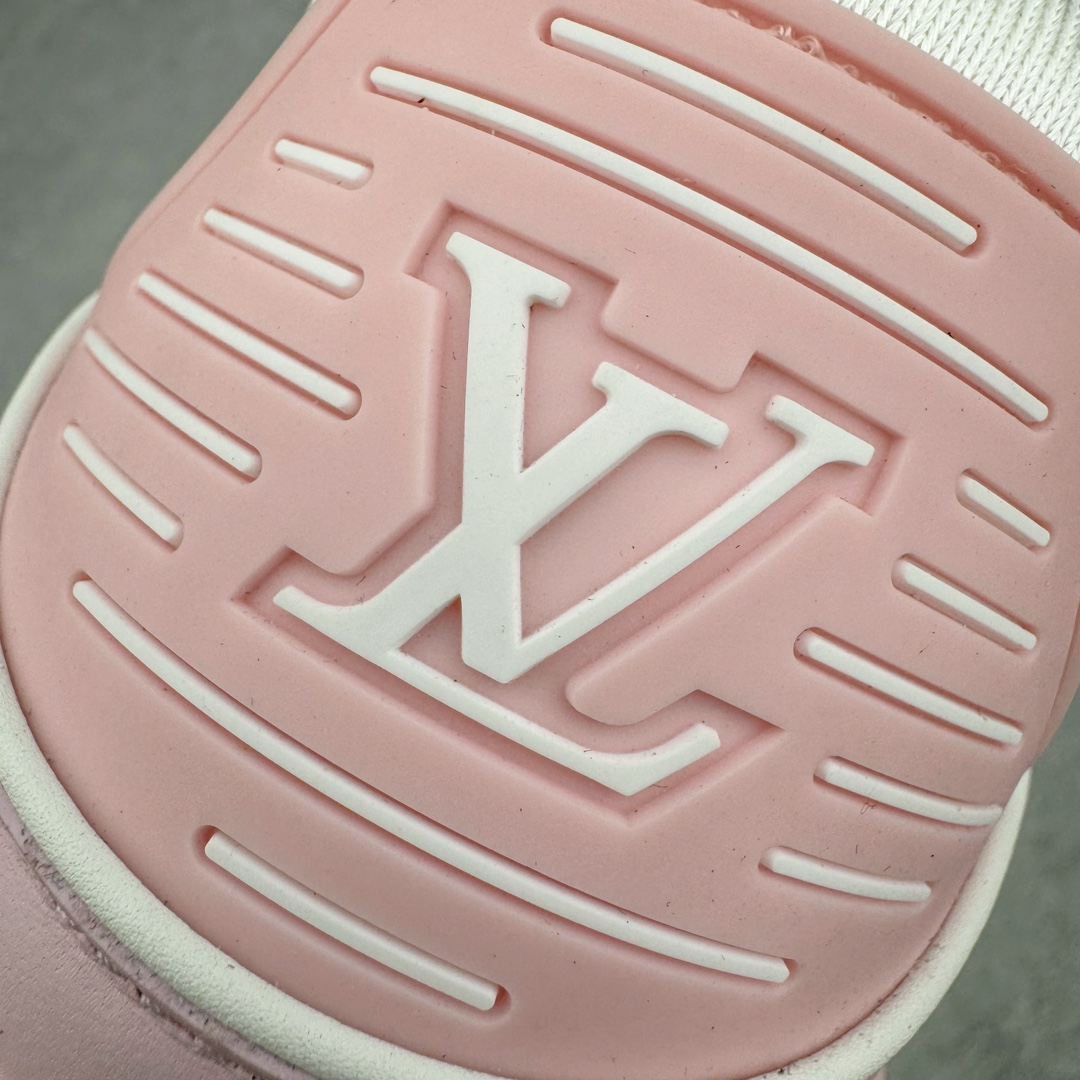 图片[10]-＃GD广顶 Louis Vuitton Trainer lv路易威登时装走秀运动时尚板鞋 外贸零售特供批次 2023全新纸板数据 印花高频效果碾压市面 市售天花板产物 耗时半年巨作 全套原厂新版原纸板楦头开发 原厂特供皮料加持 市场所有版本中综合最强的货品 GD实力大厂出品 全网最全配色更新最快 最成熟的做工稳定的品控 完美鞋型超高的清洁度 零毛边线头瑕疵 全套原楦原纸版原鞋开模 全网最具灵魂的版型 正确原装黄色鞋盒 正确中底印花 鞋面印花3D高频深度立体 全鞋电脑针车 紧密相连 针距密度一致 环保乳胶注塑鞋垫 厚度脚感还原原版 皮面裁剪部位 统一油边封口工艺 原装橡胶大底含胶量大底组合零偏差 专柜全套包装 防尘袋 说明书 质保卡 男女鞋 尺码：35 36 37 38 39 40 41 42 43 44 45-选品中心