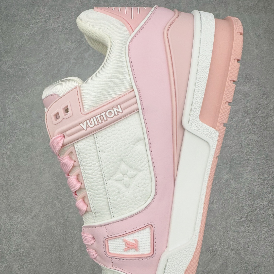 图片[7]-＃GD广顶 Louis Vuitton Trainer lv路易威登时装走秀运动时尚板鞋 外贸零售特供批次 2023全新纸板数据 印花高频效果碾压市面 市售天花板产物 耗时半年巨作 全套原厂新版原纸板楦头开发 原厂特供皮料加持 市场所有版本中综合最强的货品 GD实力大厂出品 全网最全配色更新最快 最成熟的做工稳定的品控 完美鞋型超高的清洁度 零毛边线头瑕疵 全套原楦原纸版原鞋开模 全网最具灵魂的版型 正确原装黄色鞋盒 正确中底印花 鞋面印花3D高频深度立体 全鞋电脑针车 紧密相连 针距密度一致 环保乳胶注塑鞋垫 厚度脚感还原原版 皮面裁剪部位 统一油边封口工艺 原装橡胶大底含胶量大底组合零偏差 专柜全套包装 防尘袋 说明书 质保卡 男女鞋 尺码：35 36 37 38 39 40 41 42 43 44 45-选品中心