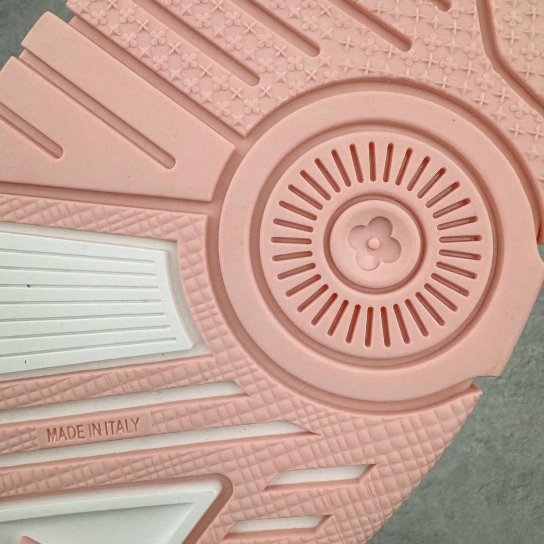 图片[18]-＃GD广顶 Louis Vuitton Trainer lv路易威登时装走秀运动时尚板鞋 外贸零售特供批次 2023全新纸板数据 印花高频效果碾压市面 市售天花板产物 耗时半年巨作 全套原厂新版原纸板楦头开发 原厂特供皮料加持 市场所有版本中综合最强的货品 GD实力大厂出品 全网最全配色更新最快 最成熟的做工稳定的品控 完美鞋型超高的清洁度 零毛边线头瑕疵 全套原楦原纸版原鞋开模 全网最具灵魂的版型 正确原装黄色鞋盒 正确中底印花 鞋面印花3D高频深度立体 全鞋电脑针车 紧密相连 针距密度一致 环保乳胶注塑鞋垫 厚度脚感还原原版 皮面裁剪部位 统一油边封口工艺 原装橡胶大底含胶量大底组合零偏差 专柜全套包装 防尘袋 说明书 质保卡 男女鞋 尺码：35 36 37 38 39 40 41 42 43 44 45-选品中心