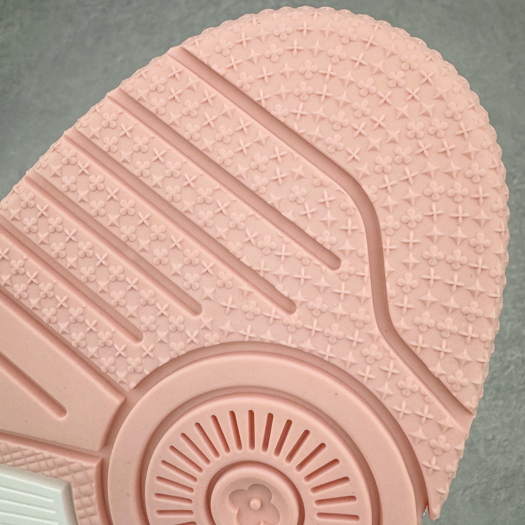 图片[17]-＃GD广顶 Louis Vuitton Trainer lv路易威登时装走秀运动时尚板鞋 外贸零售特供批次 2023全新纸板数据 印花高频效果碾压市面 市售天花板产物 耗时半年巨作 全套原厂新版原纸板楦头开发 原厂特供皮料加持 市场所有版本中综合最强的货品 GD实力大厂出品 全网最全配色更新最快 最成熟的做工稳定的品控 完美鞋型超高的清洁度 零毛边线头瑕疵 全套原楦原纸版原鞋开模 全网最具灵魂的版型 正确原装黄色鞋盒 正确中底印花 鞋面印花3D高频深度立体 全鞋电脑针车 紧密相连 针距密度一致 环保乳胶注塑鞋垫 厚度脚感还原原版 皮面裁剪部位 统一油边封口工艺 原装橡胶大底含胶量大底组合零偏差 专柜全套包装 防尘袋 说明书 质保卡 男女鞋 尺码：35 36 37 38 39 40 41 42 43 44 45-选品中心