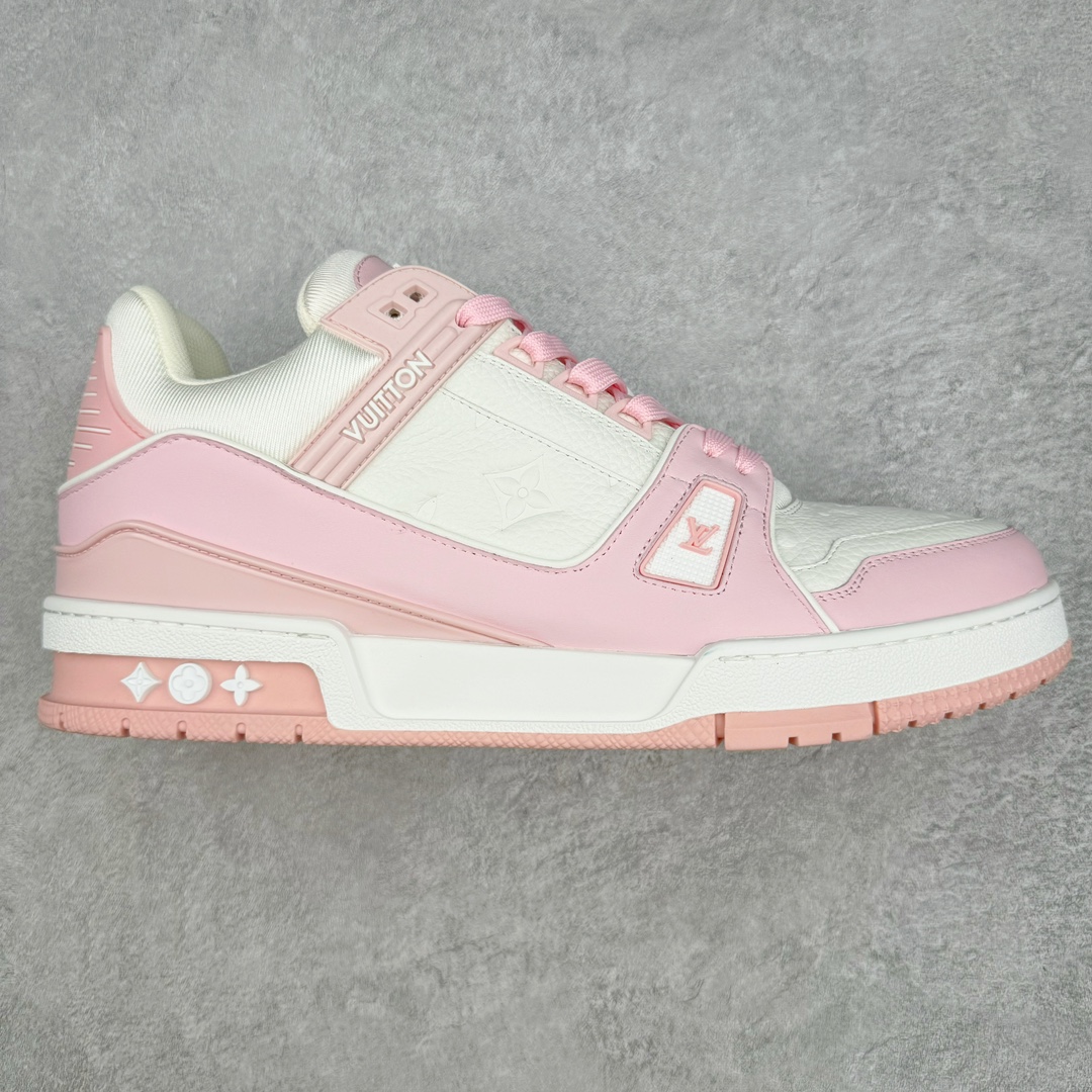 ＃GD广顶 Louis Vuitton Trainer lv路易威登时装走秀运动时尚板鞋 外贸零售特供批次 2023全新纸板数据 印花高频效果碾压市面 市售天花板产物 耗时半年巨作 全套原厂新版原纸板楦头开发 原厂特供皮料加持 市场所有版本中综合最强的货品 GD实力大厂出品 全网最全配色更新最快 最成熟的做工稳定的品控 完美鞋型超高的清洁度 零毛边线头瑕疵 全套原楦原纸版原鞋开模 全网最具灵魂的版型 正确原装黄色鞋盒 正确中底印花 鞋面印花3D高频深度立体 全鞋电脑针车 紧密相连 针距密度一致 环保乳胶注塑鞋垫 厚度脚感还原原版 皮面裁剪部位 统一油边封口工艺 原装橡胶大底含胶量大底组合零偏差 专柜全套包装 防尘袋 说明书 质保卡 男女鞋 尺码：35 36 37 38 39 40 41 42 43 44 45-选品中心