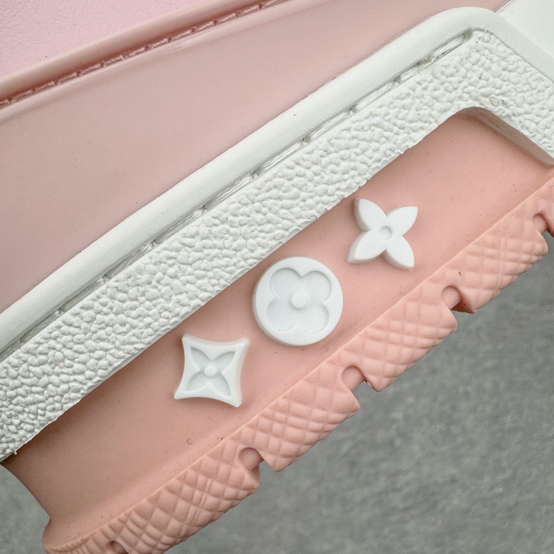 图片[11]-＃GD广顶 Louis Vuitton Trainer lv路易威登时装走秀运动时尚板鞋 外贸零售特供批次 2023全新纸板数据 印花高频效果碾压市面 市售天花板产物 耗时半年巨作 全套原厂新版原纸板楦头开发 原厂特供皮料加持 市场所有版本中综合最强的货品 GD实力大厂出品 全网最全配色更新最快 最成熟的做工稳定的品控 完美鞋型超高的清洁度 零毛边线头瑕疵 全套原楦原纸版原鞋开模 全网最具灵魂的版型 正确原装黄色鞋盒 正确中底印花 鞋面印花3D高频深度立体 全鞋电脑针车 紧密相连 针距密度一致 环保乳胶注塑鞋垫 厚度脚感还原原版 皮面裁剪部位 统一油边封口工艺 原装橡胶大底含胶量大底组合零偏差 专柜全套包装 防尘袋 说明书 质保卡 男女鞋 尺码：35 36 37 38 39 40 41 42 43 44 45-选品中心