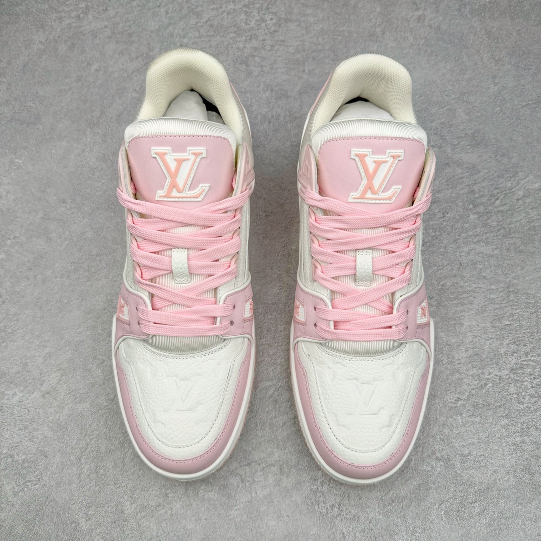 图片[2]-＃GD广顶 Louis Vuitton Trainer lv路易威登时装走秀运动时尚板鞋 外贸零售特供批次 2023全新纸板数据 印花高频效果碾压市面 市售天花板产物 耗时半年巨作 全套原厂新版原纸板楦头开发 原厂特供皮料加持 市场所有版本中综合最强的货品 GD实力大厂出品 全网最全配色更新最快 最成熟的做工稳定的品控 完美鞋型超高的清洁度 零毛边线头瑕疵 全套原楦原纸版原鞋开模 全网最具灵魂的版型 正确原装黄色鞋盒 正确中底印花 鞋面印花3D高频深度立体 全鞋电脑针车 紧密相连 针距密度一致 环保乳胶注塑鞋垫 厚度脚感还原原版 皮面裁剪部位 统一油边封口工艺 原装橡胶大底含胶量大底组合零偏差 专柜全套包装 防尘袋 说明书 质保卡 男女鞋 尺码：35 36 37 38 39 40 41 42 43 44 45-选品中心