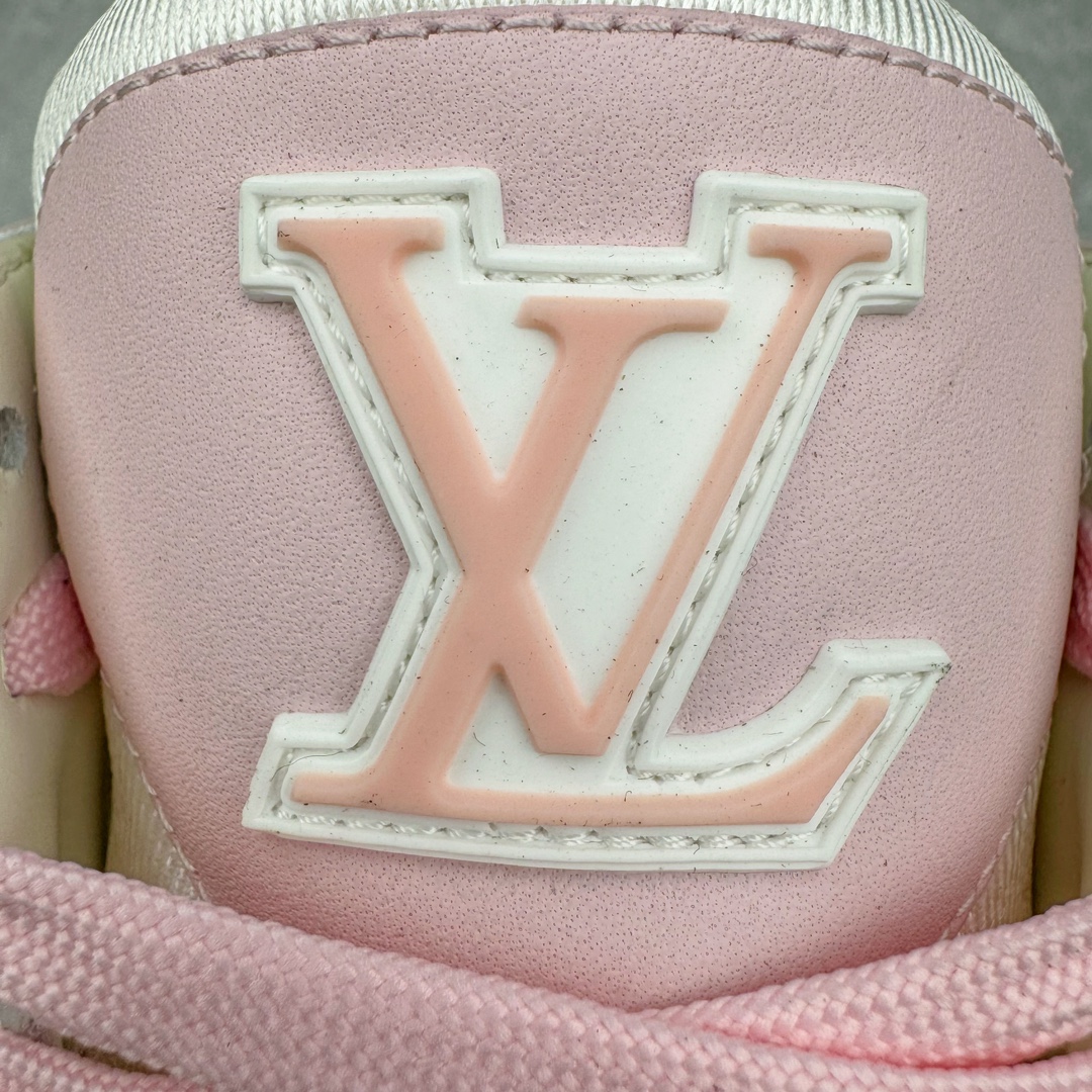图片[13]-＃GD广顶 Louis Vuitton Trainer lv路易威登时装走秀运动时尚板鞋 外贸零售特供批次 2023全新纸板数据 印花高频效果碾压市面 市售天花板产物 耗时半年巨作 全套原厂新版原纸板楦头开发 原厂特供皮料加持 市场所有版本中综合最强的货品 GD实力大厂出品 全网最全配色更新最快 最成熟的做工稳定的品控 完美鞋型超高的清洁度 零毛边线头瑕疵 全套原楦原纸版原鞋开模 全网最具灵魂的版型 正确原装黄色鞋盒 正确中底印花 鞋面印花3D高频深度立体 全鞋电脑针车 紧密相连 针距密度一致 环保乳胶注塑鞋垫 厚度脚感还原原版 皮面裁剪部位 统一油边封口工艺 原装橡胶大底含胶量大底组合零偏差 专柜全套包装 防尘袋 说明书 质保卡 男女鞋 尺码：35 36 37 38 39 40 41 42 43 44 45-选品中心