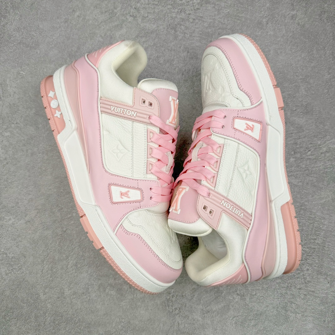 图片[3]-＃GD广顶 Louis Vuitton Trainer lv路易威登时装走秀运动时尚板鞋 外贸零售特供批次 2023全新纸板数据 印花高频效果碾压市面 市售天花板产物 耗时半年巨作 全套原厂新版原纸板楦头开发 原厂特供皮料加持 市场所有版本中综合最强的货品 GD实力大厂出品 全网最全配色更新最快 最成熟的做工稳定的品控 完美鞋型超高的清洁度 零毛边线头瑕疵 全套原楦原纸版原鞋开模 全网最具灵魂的版型 正确原装黄色鞋盒 正确中底印花 鞋面印花3D高频深度立体 全鞋电脑针车 紧密相连 针距密度一致 环保乳胶注塑鞋垫 厚度脚感还原原版 皮面裁剪部位 统一油边封口工艺 原装橡胶大底含胶量大底组合零偏差 专柜全套包装 防尘袋 说明书 质保卡 男女鞋 尺码：35 36 37 38 39 40 41 42 43 44 45-选品中心